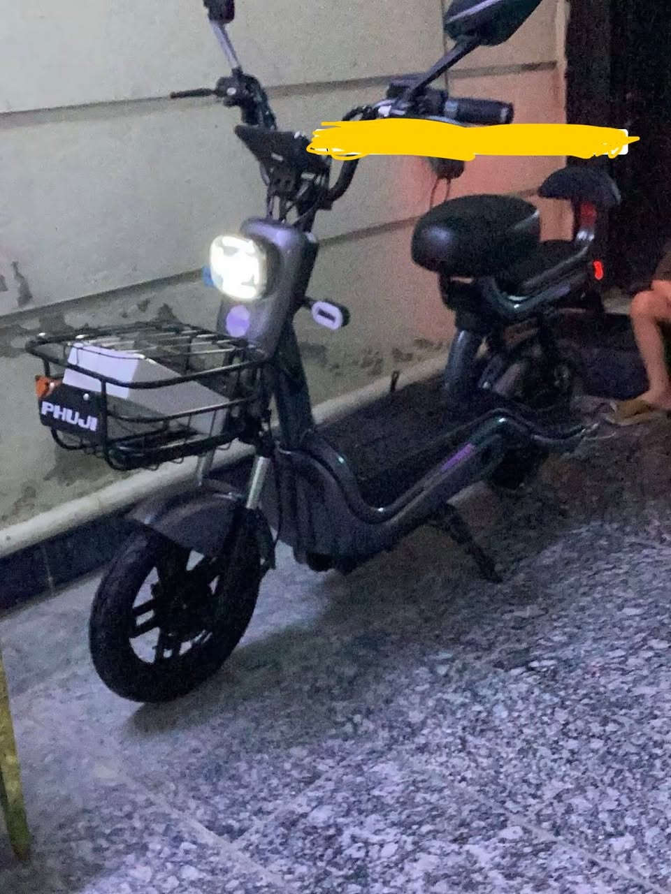 دراجه شحن البيع يرادلها بس بطاريات وياها شاحنه
أربع بطاريات  
دبلات فول ✅
حجم 14 
تواصل على هاذ الرقم ***********
