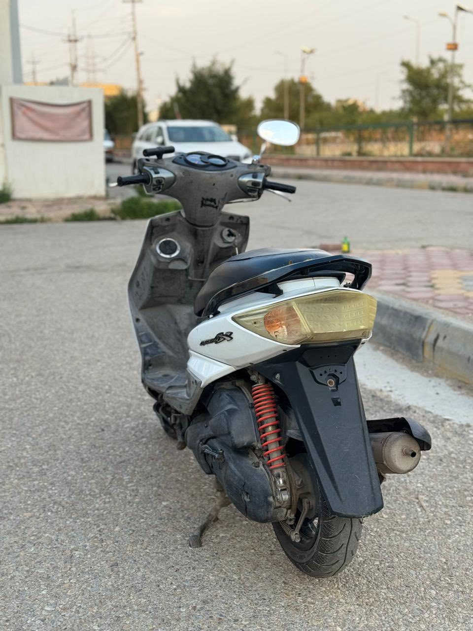 سكنس فحل للبيع موديل 2007
عداد 140 ياباني

كابريتر خط واحد 

كفرات بلاد وتايرات جدد 

نكرة سلف وتفحص وتاخذها دبلات بلاد وكابريتر بلاد 

كامله ومانقصها كلشي كهربائيه محرك كامله خير من الله نقصها فقط تريشه يسره سعرها 5 الاف 

والباقي تمام التمام 

عنوان كوت شراي اتصل ***********
