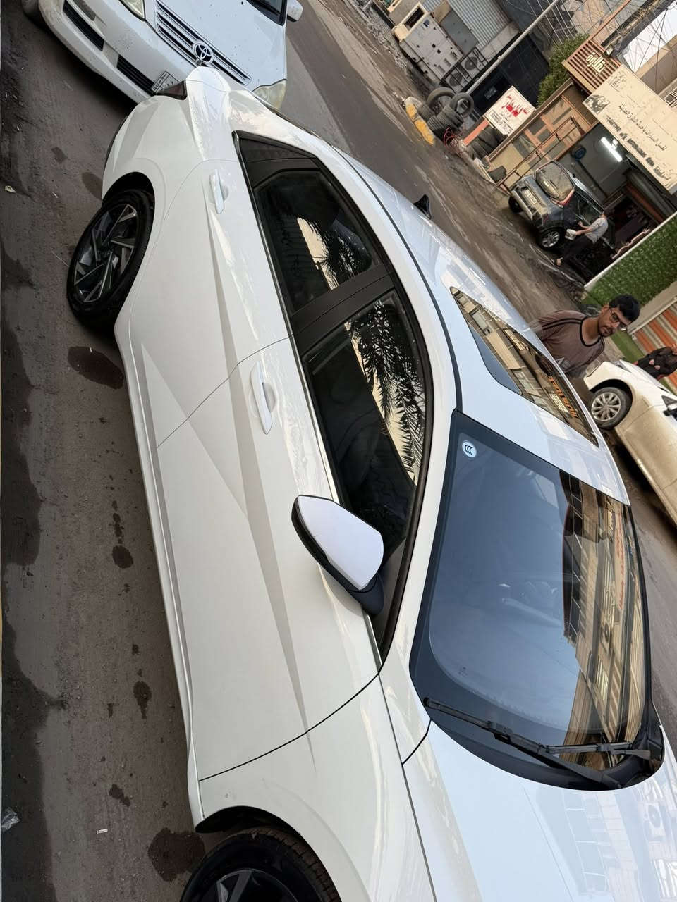 سلام عليكم
انترا تجميع صيني ٢٤ ماشية ٥٣ الف 

مكفولة كير محرك كلشي 

بيها بس صبغ شوية بين الجاملغ الخلفي والباب اقل الشبر والجاملغ البصف السايق بي بي دي ار طخة خفيفة كلش عندي صور الطخة اذا اتحب اتشوفها سيارة خير من الله 

رايدها ب١٣٥ وبيها مجال حق الجية

*********** موجود واتساب
عنواني بغداد بسمي السيارة
