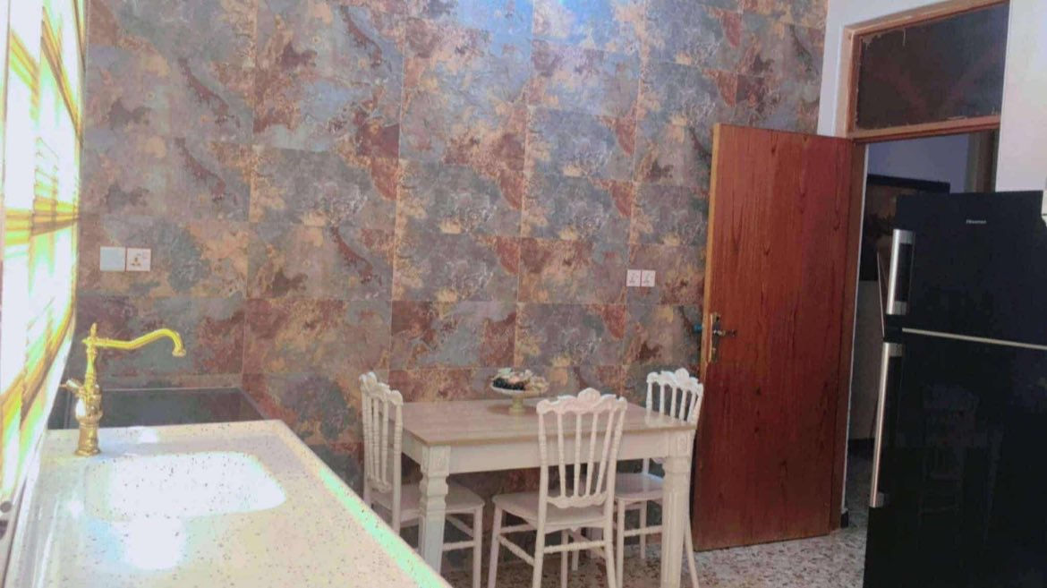 نحن لاندعي أننا الافضل ولاكننا نسعى إليه نتـشـرف بحـضـوركـم و بخدمتكم 
تحيه طيبة الى متابعينا الاعزاء 
يعلن مكتب سنتر الكوت للعقار 🏛

بيت مربع بصف الركن ثلاث طوابق بناء حديث يتكون الطابق الاول غرفة نوم ومطبخ وهول واستقبال وصحيات داخليه وخارجيه 
الطابق الثاني 3 غرف نوم  وصحيات
الطابق الثالث بيتون وسطح 

♦️مساحه115م
♦️واجه 10م
♦️النزال 11.5
♦️موقع مميز ♦️
كوت الخاجيه شارع القسم البلدي
ثاني بيت عن التبليط 
قريب على مدارس
شارع 20 والبيت على ساحه 
------------------
للأستفسار 
مراسلة الصفحة او الاتصال على الرقم 
***********
او مراجعة مكتب سنتر الكوت للعقار 🗺
عنوان المكتب داموك الحقوقيين 
قرب افران السلطان مقابل معجنات فراولة 
💢 بادارة عقيل الزركاني 💢
