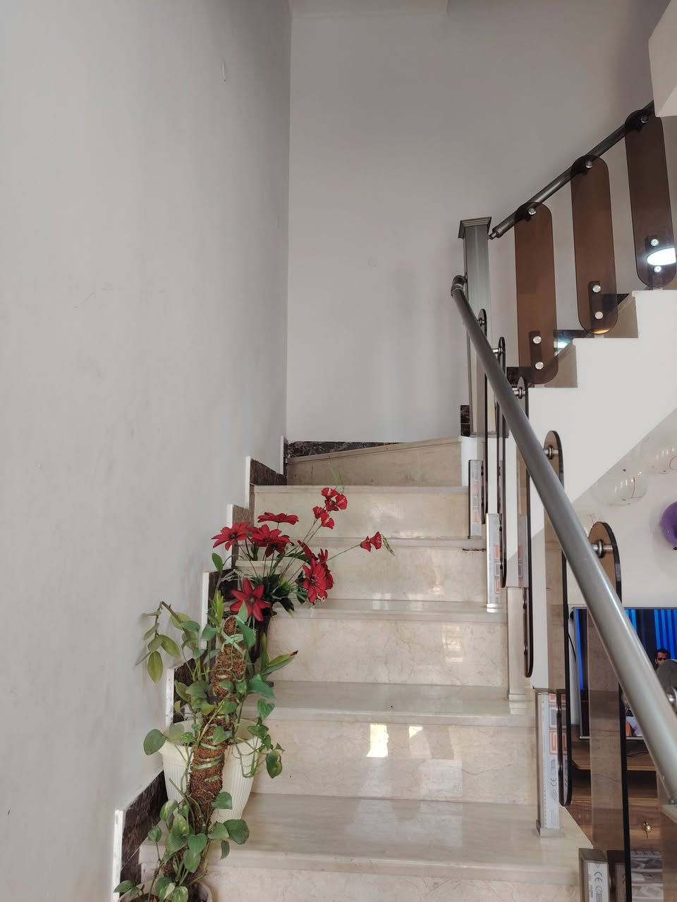 بيت للبيع طابو صرف المساحه ١٠٠ متر 5×20 طابقين غرفه بالأرضي مطبخ صحيات صاله والطابق الأعلى غرفتين حمام هول الارضيه بورسلين اسباني كهرباء بوري درج مرمر  للطابقين بناء حديث  مطلوب إسكان
السعر اتصل ع الخاص
واتساب ***********
