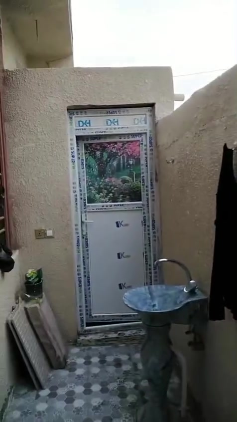 يلا اللهم صل على محمد وال محمد يوجد لدينا بيت في حي الاخلاص 70 متر طابق ونص***********/*********** السعر 72 وبي مجال الحولي المياه خلف السفاره التركيه
