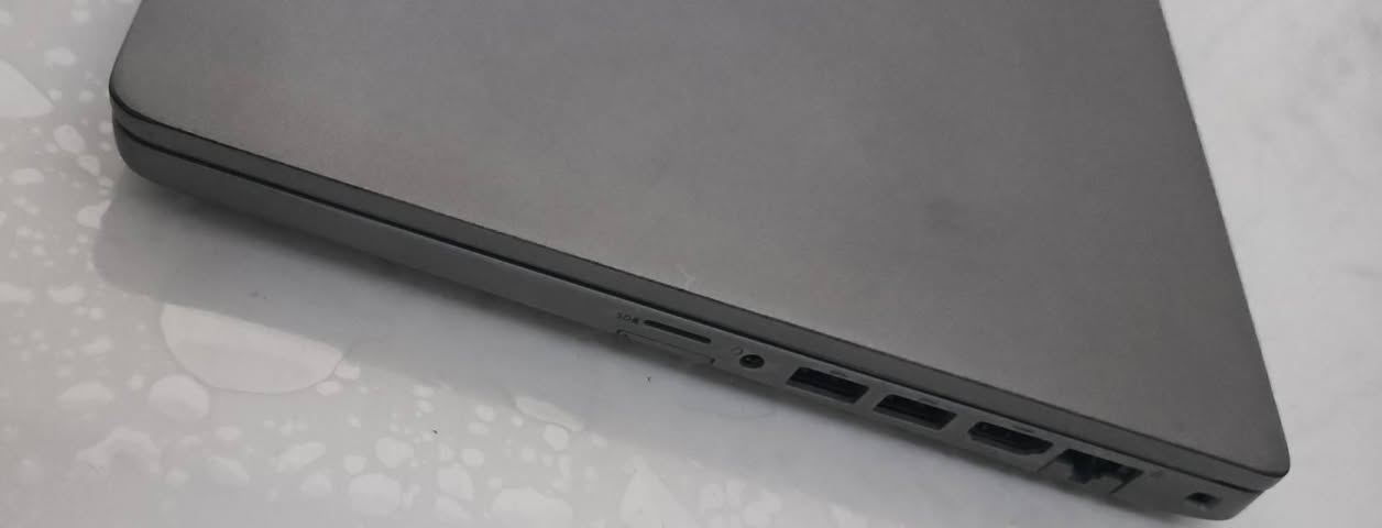 #للجميع📢 إعلان بيع لابتوب DELL نظيف جداً وبسعر مناسب 

السلام عليكم شباب، للبيع لابتوب DELL بحالة ممتازة ونظيف نظافه الحاسبه 95٪  يفيد للدراسة، الشغل، التصفح، والألعاب الخفيفة. الحاسبة سريعة ومابيها أي نقص
💻 المواصفات الداخلية:
المعالج: Intel Core i5
الرام: 8 جيجابايت
الهارد: SSD 256 GB (سريع جداً بالتشغيل وفتح البرامج)
كارت الشاشة: داخلي Intel Graphics

🔌 الملحقات:
الشاحنة الأصلية مالتها.
💰 السعر:
سعر الحاسبة ويه جوستك العاب ويندوز: 290 ألف دينار عراقي

📍 المكان: ( كركوك)
📞 للتواصل: (راسل الصفحه)


**إذا كنت صاحب هذا الإعلان وتريد حذفه لأي سبب، رجاءا أرسل رسالة إلى الدعم الفني**