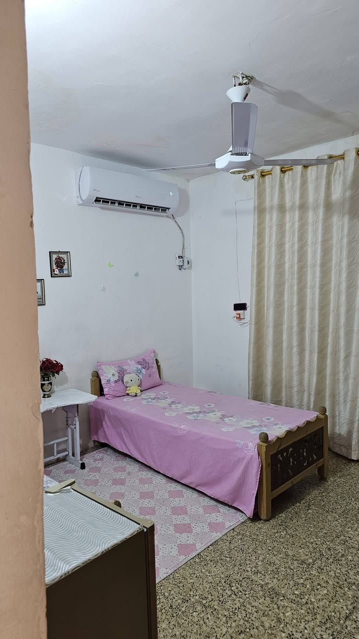 السلام عليكم 🇮🇶للبيع بيت في بغداد ناحيةالراشديه المساحه 220م واقع حال 270م ملك صرف سكني وليس زراعي كل المستندات القانونيه موجوده حتى خارطة البناء . كل الخدمات تبعد عنه مئتان متر مدارس للجنسين من الاول ابتدائي للسادس اعدادي مستوصف صحي صيدليات مركز شرطه . يحتوي البيت على خمس غرف نوم صحيات طهركم الله  ونقاكم واكرمكم العدد ثلاثه حديقه گراج يطل على شارع عرضه 13م البيت بناء الثمانينات لكنه نظيف للاستفسار الاتصال على الارقام الاتيه الليث الحياني للعقار ***********.                                                                          ***********
