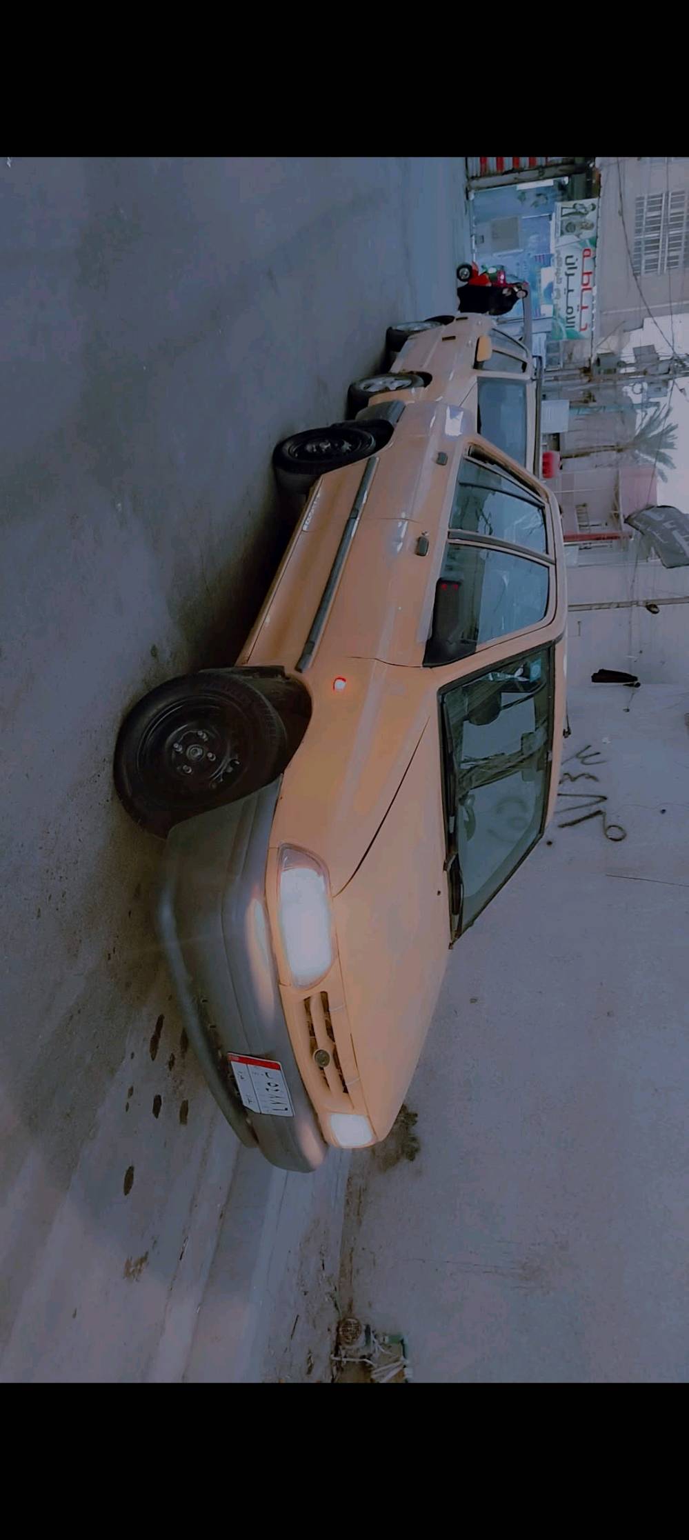 السيارة معروضة للبيع. حالتها جيدة ومصبوغة بلون أصفر. تتضمن تفاصيلها الداخلية الحفاظ على المقاعد بحالة نظيفة كما هو ظاهر بالصور. الأضوية الأمامية والخلفية في حالة ممتازة. السيارة مناسبة للاستخدام اليومي وقيادتها مريحة.