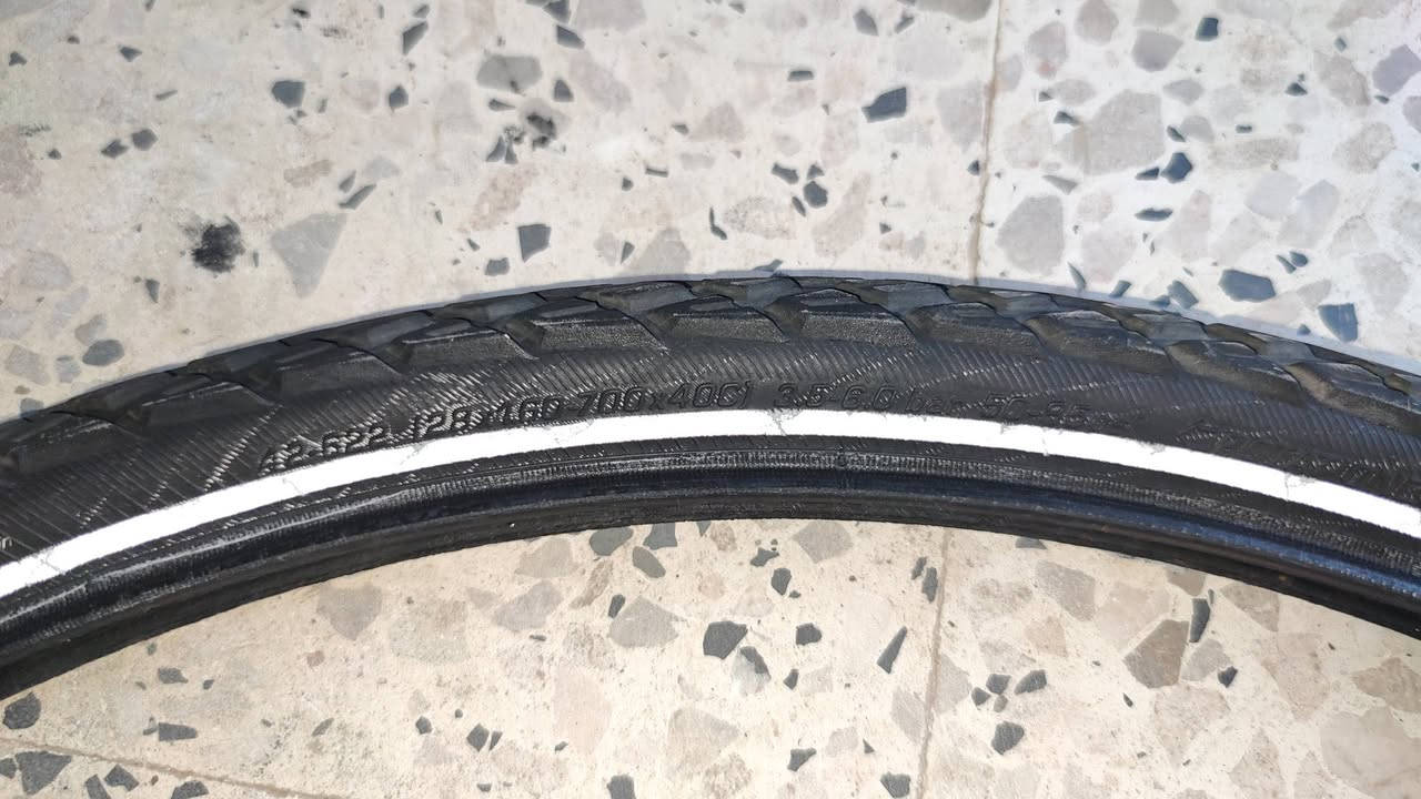 pneu 28" Schwalbe bon état


**إذا كنت صاحب هذا الإعلان وتريد حذفه لأي سبب، رجاءا أرسل رسالة إلى الدعم الفني**