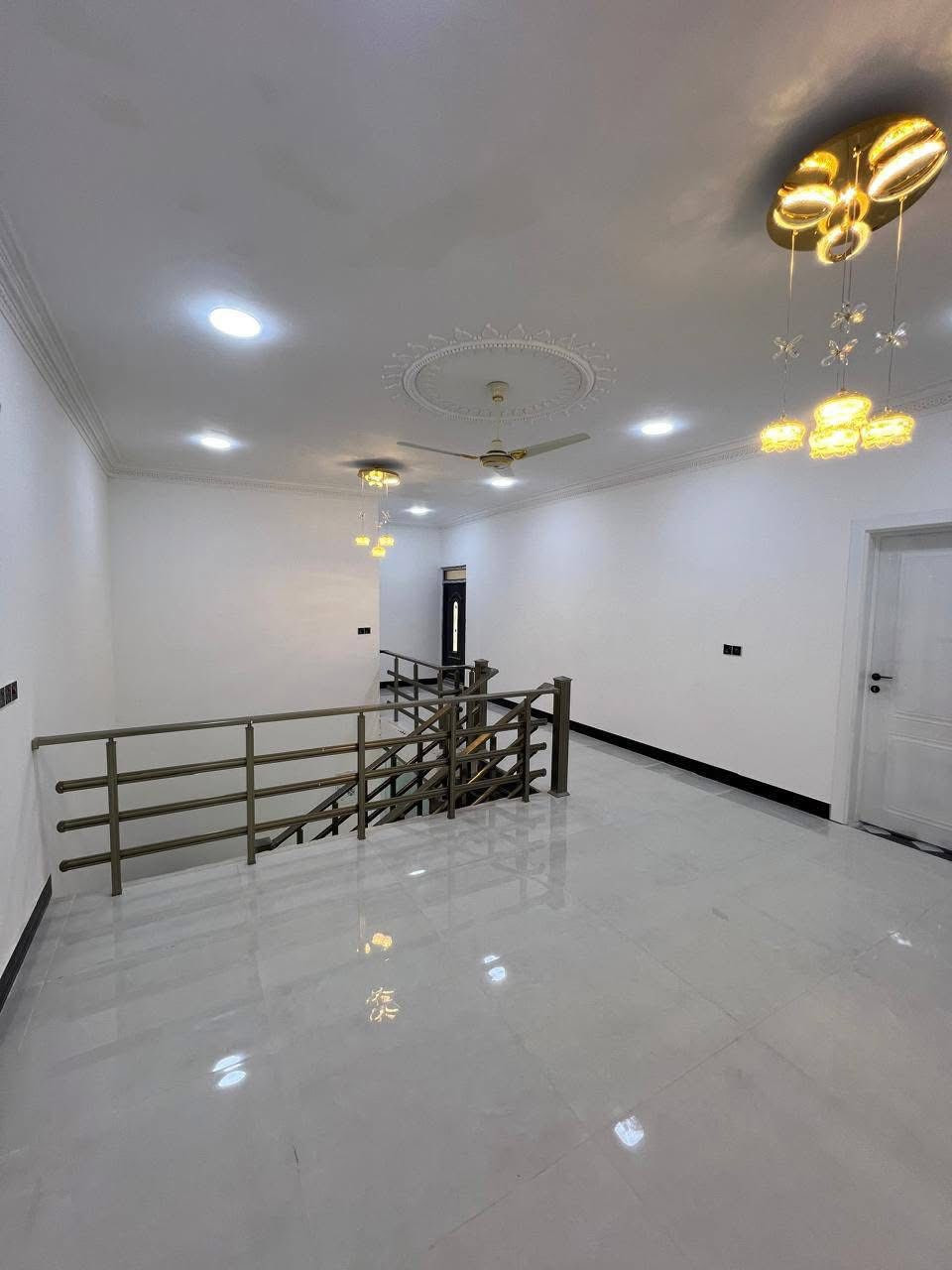 #اسعد #الله اوقاتكم بكل خير احبتي🫶🏻
***********☎️

#جبنالكم #فله #طابقين✅

 بمساحه 250 متر✅

نوع العقار طابو صرف عرصه✅

تحويل بأسم المشتري مباشر✅

#يحتوي #الطابق #الأرضي✅

على غرف منام عدد3 ماستر

+ديوان+كبير+مطبخ+صاله كبيره

+صحيات داخليه كبيره+منور عدد 2

+كراج🚘 +حديقه🌹🌲🍀🌺🌴🌹

+صحيات خارجيه

#الطابق #الثاني #يحتوي

على غرف منام عدد3 ماستر

+صاله كبيره +صحيات كبير

+صطح سيراميك +مسقفات كي سبان

عن الرطوبه وحرارة الصيف الدار

جدآ متعوب عليه مال جناي

لحك واشتري قبل لاينباع

العنوان البصرة ابي الخصيب

 غرب المحكمة الجديدة 

#السعر #المطلوب

 260مليون قابل للتفاوض

مع توفر كافة الخدمات

 #شارع 15مترتبليط بلباب انارة💡ماء كهرباء مجاري

فارق جاهزة للسكن 

     ***********

نستقبل كافة العروض العقاريه✍️
