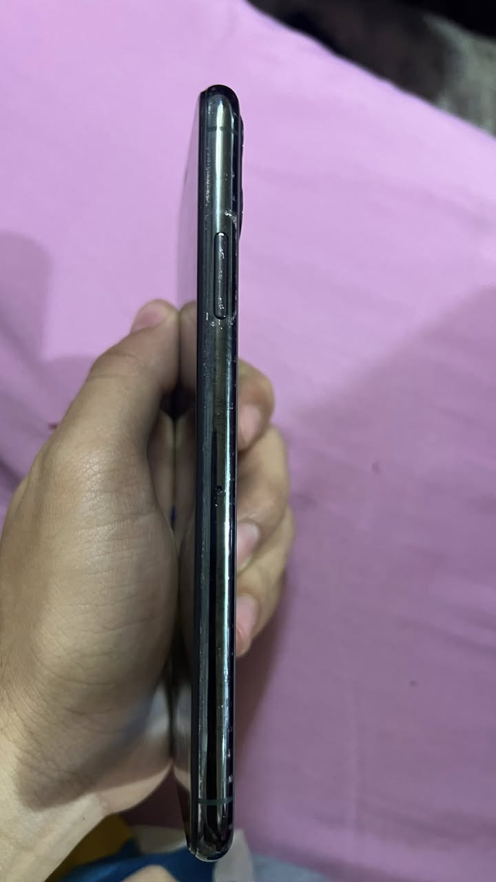 ١١ برو ماكس
ذاكرة ٢٥٦ 
بطارية ٨٦ 
مبدل شاشة +اهتزاز كامره  فقط بالبورترية x2
سعر ٢٠٠ وبي مجال بسيط 
*********** بغداد
