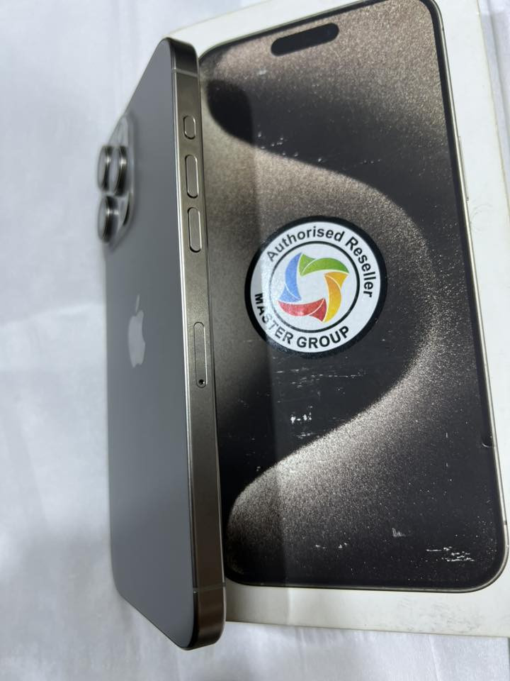 ايفون 15 برو ماكس ذاكرة 256
بطارية 87 ماستر مكفول من كلشي الجهاز جديد كلش 
كامل ملحقاته 
السعر 1.100وبي مجال 
مكانه بابل المحاويل 
***********
