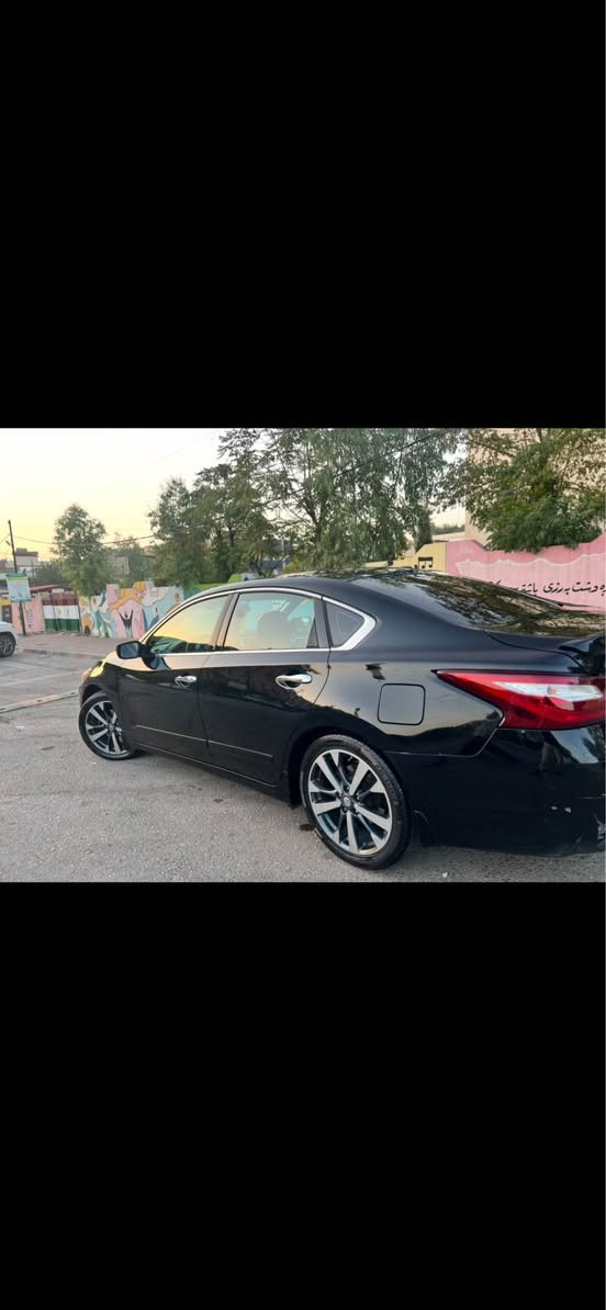 تکایە ئەگەر لەسەر کڕین نیت کاتی خۆت و منیش مەگرە ،سعر نوسراوە مەجالێکی زۆر کەمی تیایە, سۆنەری دانراوە .

سەیارەکە هی دەسی خۆمە هی ماڵانە ،کامل سێرڤس کراوە بە هایدرۆلیکی شەریکە و بەڕادی خاریجی گێڕی بۆ دانراوە وەکو خلیجی ، گێڕ و مەکینەی بە شەرت

سەیارەکە ویلی ١٨ ی SR و باڵی بۆ دانراوە

سەنەوەی و رەقەمی تازەیە و تا 2030 با ناوی خۆمەوەیە

، مەکینەو گێڕ بە شەرت و زۆر پاک ماوەتەوە ، دوو پارچەی بۆیاخە بۆنیت و سنوق لێدراوە , چەمەلەغی لای سەکن سێ پەنجە قوپاوی هەیە زۆر کەمە، بۆیاخی بۆنیت ی تۆزێ کاڵ بۆتەوە. ئێرباگی سوکان تەقیەوە و سیستەم کراوە.

144 هەزار كم ڕۆشتووە

سەیارەکە لە سلێمانیە, ڕەقەم *********** السليمانية, العراق
