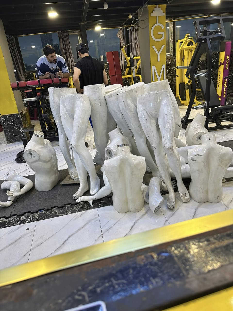 سلام عليكم منكانات وغراض محل للبيع مستخدمم شي بسيط مكان كربلاء للتصال ***********
