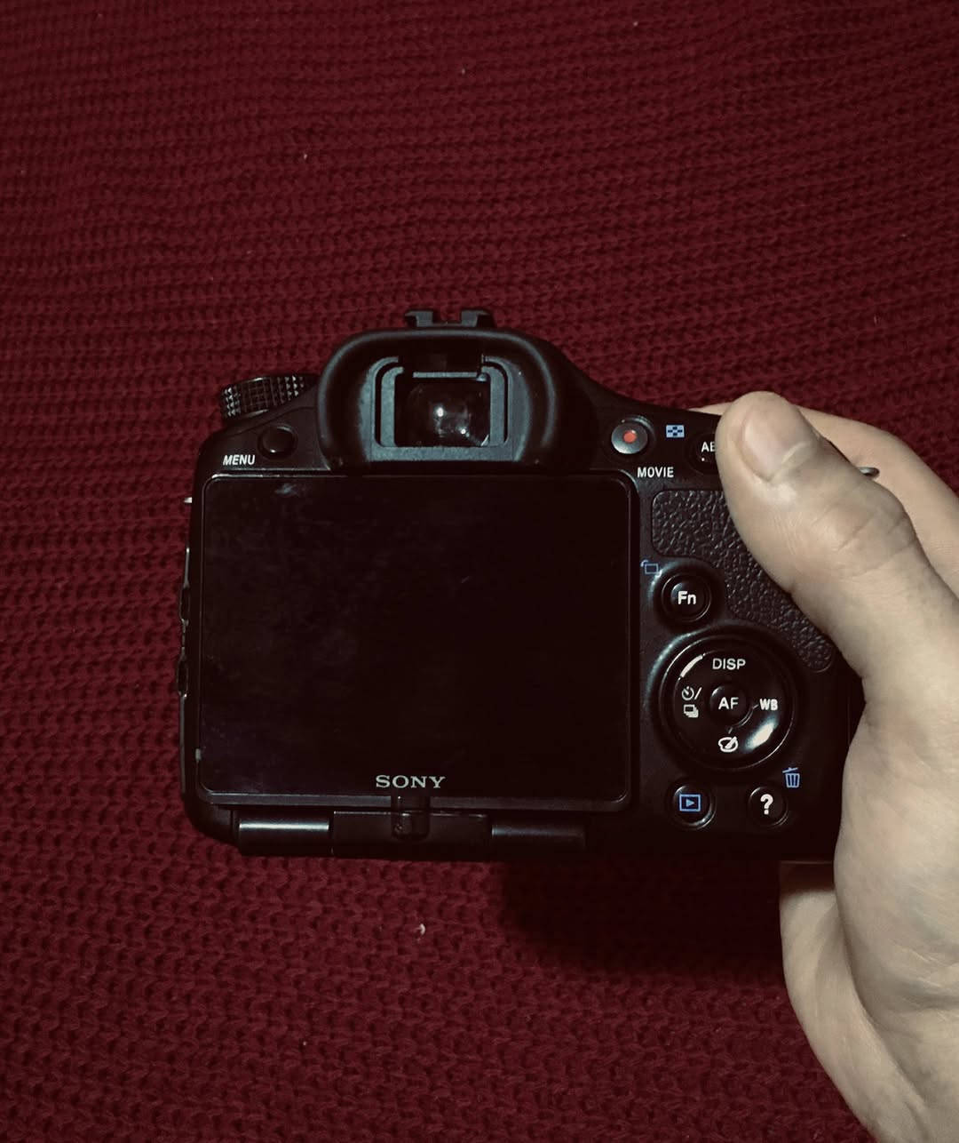 السلام عليكم
📸 Sony Alpha A57 كاميرا للبيع

نظافة 100/100 – استعمال قليل 

- الكل يعرف، مواصفاتها قوية.

تشمل:

عدسة + 2 بطارية + شاحن + رام + شنطة + كيبل نقل صور

الكاميرا اخت الجديدة، صارلي كم شهر من اخذتها.

شترها. 10k 

 رايدها ب  375,000  وبيها مجال قليل للشراي. 

📍 مكاني / البصرة / *********** / للتواصل على الواتساب
