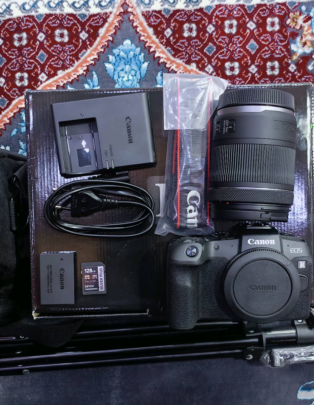 للبيع كاميرا Canon RP (الوحش الـ Full Frame) بحالة الوكالة، الكاميرا "اخت الجديدة" ونظافتها 100%.
​العدسة: الاصلية مال الكامرة  24-105mm (شغالة لكل شي: بورتريه، طبيعة، وفيديو).
​الشتر: صدمة! ما عابر الـ 1000 صورة فقط (يعني بعدها بورقها).
​النظافة: استخدام  قليل جداً، وبدون أي خدش.
​الباكيج كامل (يعني اشتري وبلش صور فوراً):
✅ رام 128GB أصلي وسريع.
✅ ستاند
✅ جنطة كانون الأصلية.
✅ حزام الكاميرا الأصلي.
✅ كافة الملحقات والكرتونة موجودة.
​باختصار: الكاميرا جاهزة، بس استلمها وبلش مشروعك الإعلامي
​📍 المكان: [البصرة/ القبلة / حي المهندسين/]
💰 السعر: [1,450,000] 
📞 للاستفسار:  [***********]