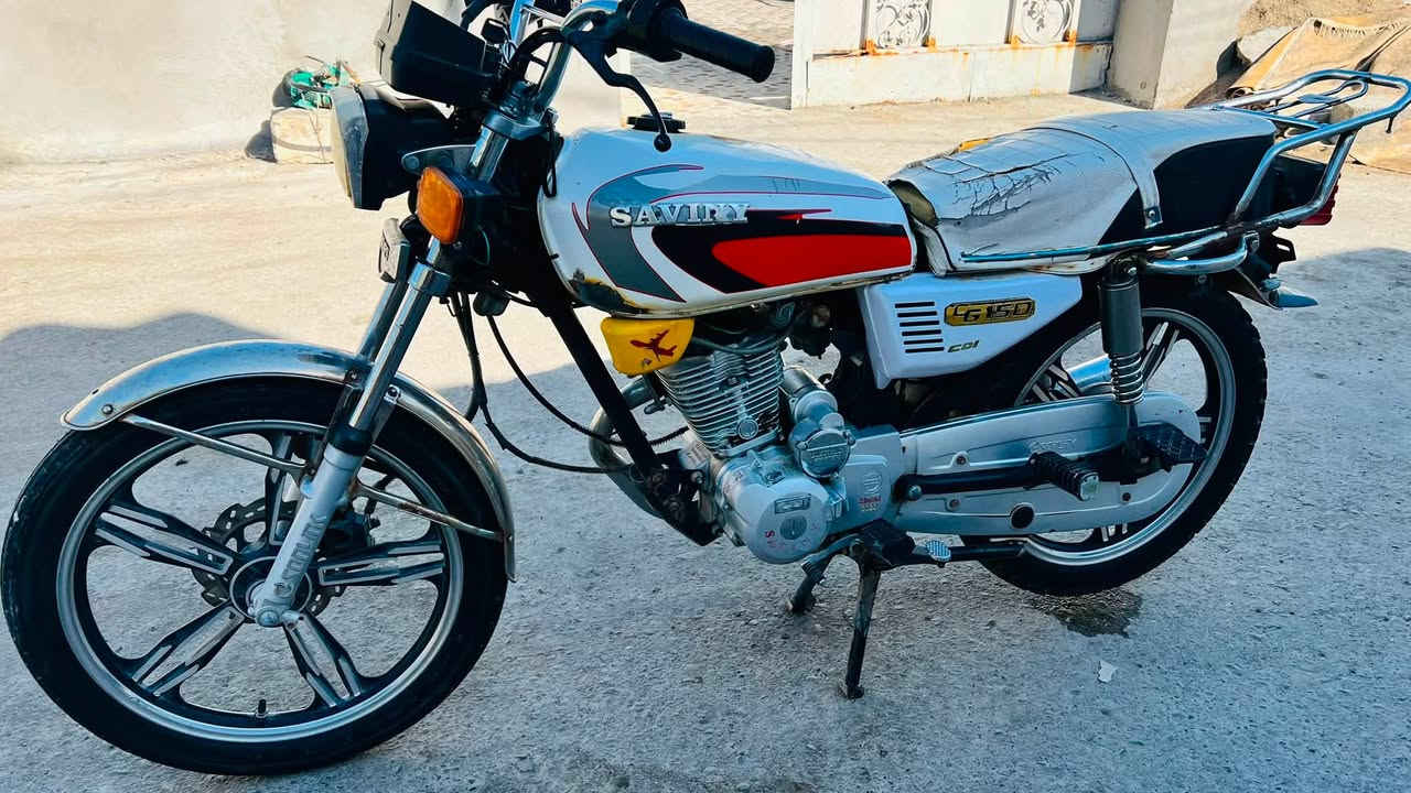 دراجه سيڤان. 5كير.  موديل. 20  دراجه تخبل  بس كشنها شويه تعبان.  سعرها 400  وبيها مجال.


**إذا كنت صاحب هذا الإعلان وتريد حذفه لأي سبب، رجاءا أرسل رسالة إلى الدعم الفني**