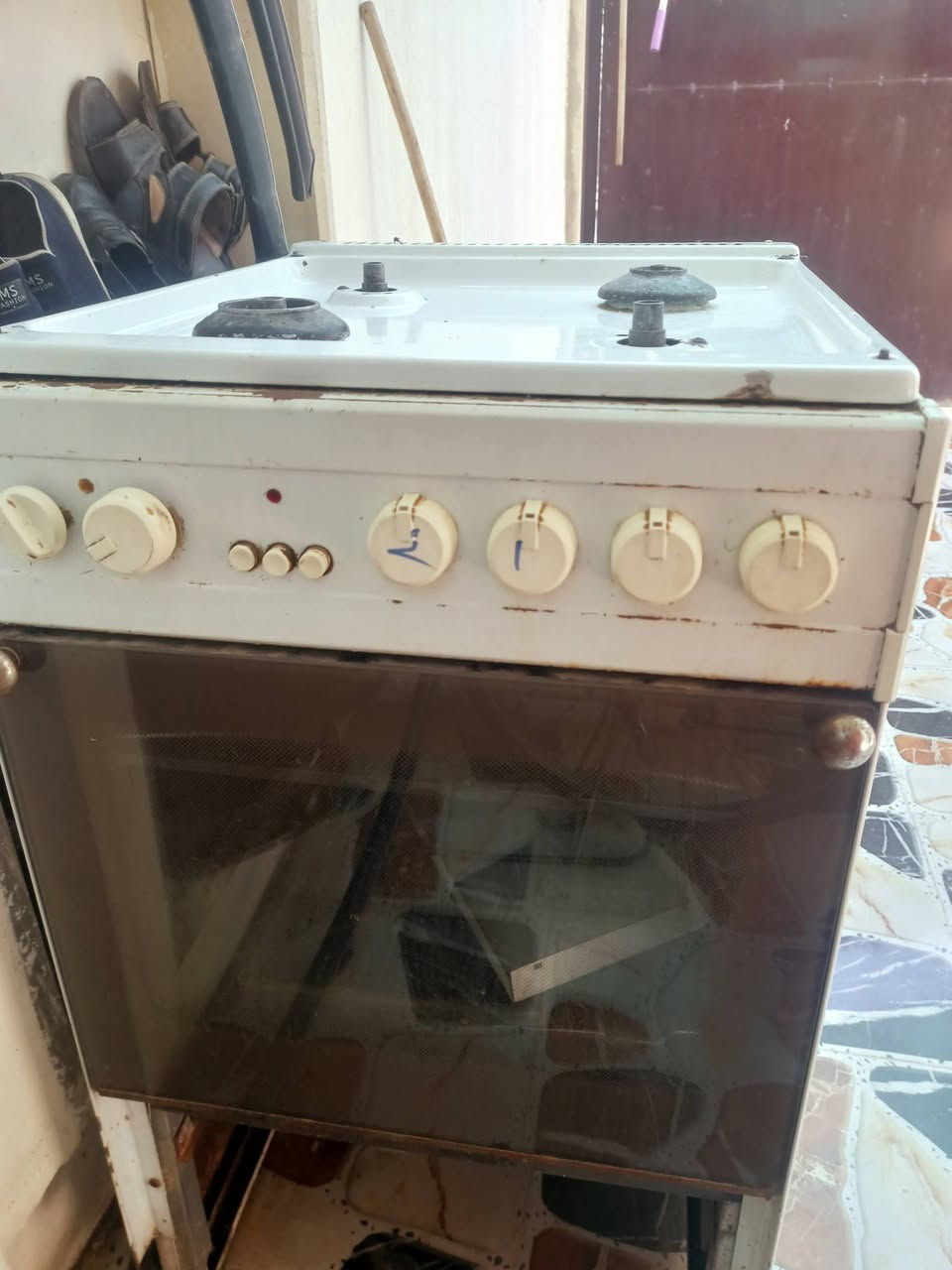 طباخ شرط شغال ونضيف جدآ سعر 30بي مجال للتواصل واتساب  ***********
