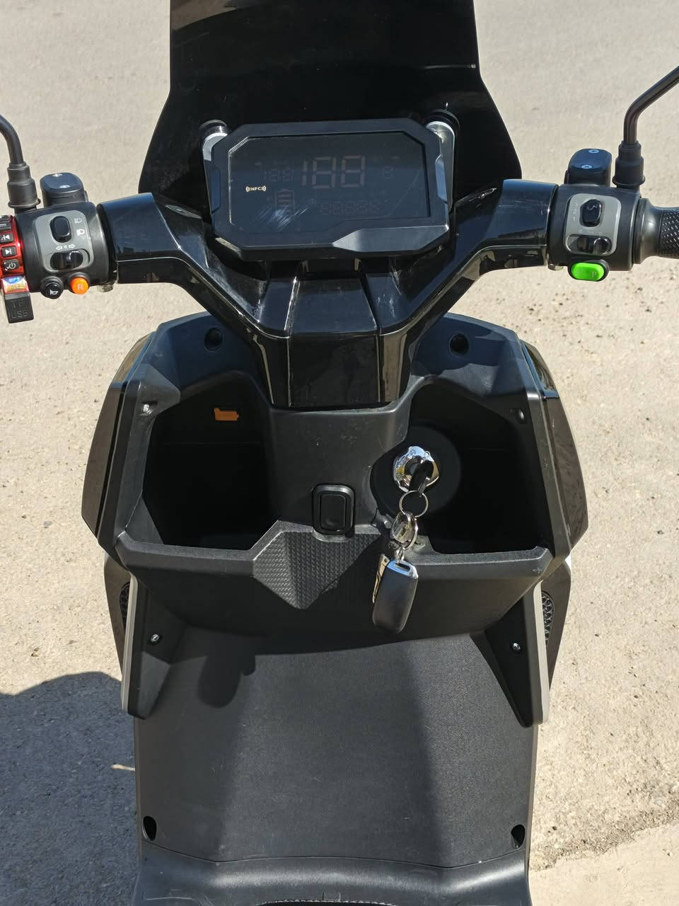 السلام عليكم  
دراجة شحن نوع mtr دبابة ، من مؤيد طيارة 
- بطارية ليثيوم فوسفات الحديد ( LifePO4 ) 30 امبير 
- ملف ٢٠٠٠ واط حقيقي
- سرعة حقيقي ٨٠ km في الساعة 
- تقطع مسافة ٧٠ km بالشحنه 
- نظام ثلاث سرعات
- مثبت سرعة (كروز سرعه)
- نظام بارك p 
- نظام بك R رجوع للخلف
- بريكات امامي خلفي دسك هايدروليك 
-  mp3 بلوتوث +رام+ فلاش + منفذ شحن USP 
- لايت عالي ناصي
- اطارات جبلي جيلاتيني بعدهن جدد  
- شاحنتها الاصلية ٥ امبير 

اخذتها زيرو بمليون و نص 
للأستفسار عن السعر و الدراجة تفضلوا خاص


**إذا كنت صاحب هذا الإعلان وتريد حذفه لأي سبب، رجاءا أرسل رسالة إلى الدعم الفني**