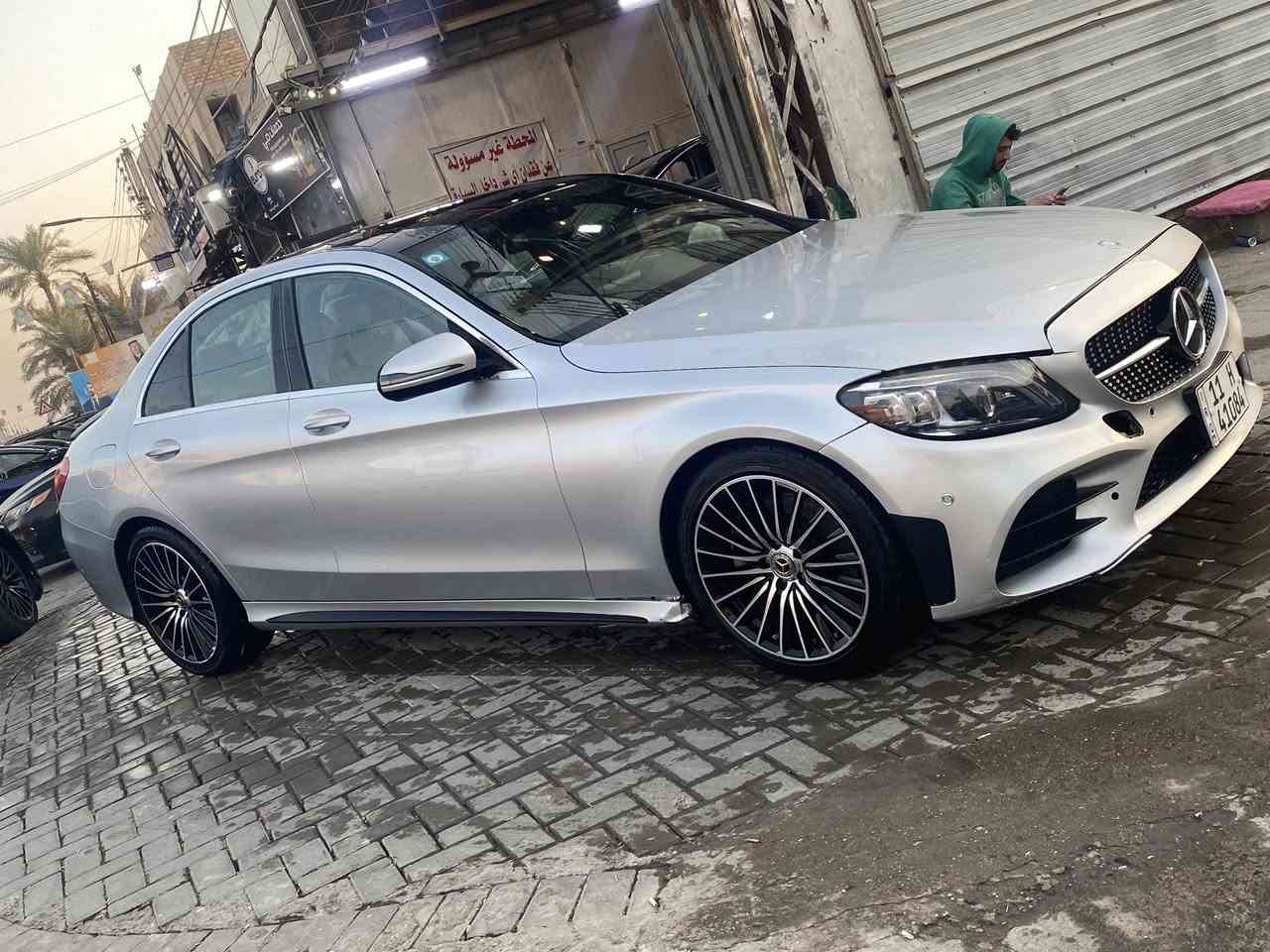 مارسيدس c300 الموديل 2018 محدث بجم امامي خلفي 21
داخل جلد اوف وايت 
بانوراما 
كشن كهرباء 
2 ويل 
ماشيه 114 الف كيلو قابل للزياده 
باقي المواصفات معروفه للمارسدس 
وارد امريكا 
بنيد مبدل نفس اللون والجاملغ الايسر بيه صبغ كد شبر
***********
