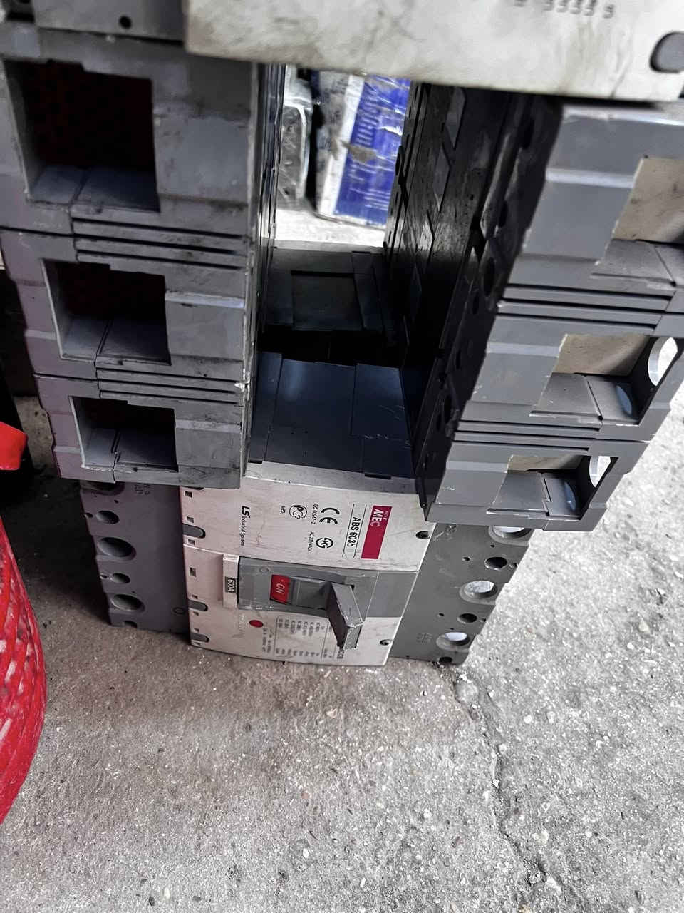 توفرت قواطع دور بالة كوري +ياباني اصلي ثلاثي  3Pو  رباعي 4P  نظافه 100/100
قاطع ثلاثي  100A  السعر 14 الف 
قاطع ثلاثي  150A السعر  25 الف 
قاطع ثلاثي  200A السعر 25 الف 
قاطع ثلاثي  250A السعر  25 الف 
قاطع ثلاثي  350A السعر 60 الف 
قاطع ثلاثي  400A السعر 60 الف
قاطع ثلاثي 600A  السعر 90 الف  
قاطع ثلاثي 800A  السعر 100 الف 
 قاطع رباعي صغير  100A  السعر 14 الف 
قاطع رباعي كبير    100A  السعر 20 الف 
قاطع رباعي      125A  السعر 25 الف 
قاطع رباعي     250A   السعر 38 الف 
قاطع رباعي     400A    السعر 80 الف 
قاطع رباعي     600A    السعر 120 الف 
قاطع رباعي     800A    السعر 140 الف 
العنوان الشورجة عگد النصارى مجاور جامع ابو التمن 
*********** 
يوجد توصيل لكافة محافظات العراق 
0️⃣7️⃣7️⃣3️⃣5️⃣9️⃣2️⃣9️⃣4️⃣4️⃣5️⃣
