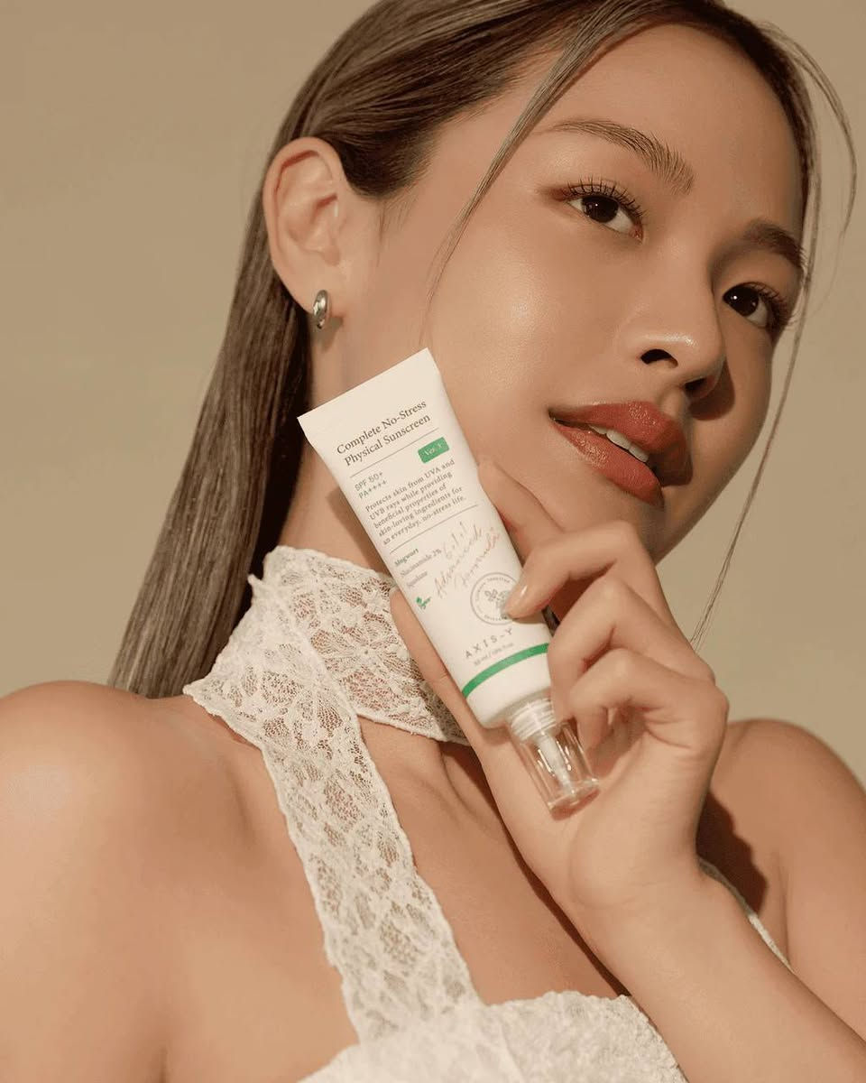 ☀️ Complete No-Stress Physical Sunscreen SPF 50+ PA++++ – Ver.3
إذا تدورين على واقي شمس يحمي بشرتچ ويدللها بنفس الوقت، هذا هو الاختيار الصح 💚
✔️ حماية قوية SPF 50+ و PA++++ من أشعة الشمس الضارة (UVA & UVB)
✔️ تركيبة فيزيائية لطيفة، مناسبة حتى للبشرة الحساسة
✔️ بيه Mugwort حتى يهدّي البشرة ويخفف الاحمرار
✔️ بيه نياسيناميد 2% حتى يساعد بتوحيد اللون ويعطي نضارة
✔️ سكوالان للترطيب بدون ما يخلي البشرة دهنية
✔️ نباتي 🌱
قوامه خفيف وما يترك طبقة بيضة مزعجة، ويصير تحطيه يوميًا قبل المكياج أو وحده.
✨ حماية واهتمام ببشرتچ بكل راحة وبدون توتر
#واقي_شمس #عناية_بالبشرة  
 
‏مراسلتنا  عبر واتساب. https://wa.me/message/XYXILP4FLAXUO1


**إذا كنت صاحب هذا الإعلان وتريد حذفه لأي سبب، رجاءا أرسل رسالة إلى الدعم الفني**