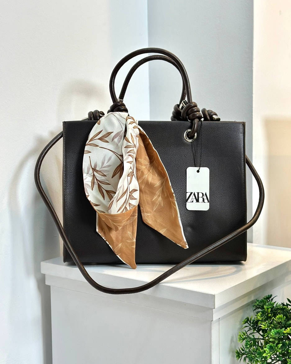 جنط نسائي 
سعر المفرد 18 آلاف دينار
سعر الدرزن 156 ألف دينار
قياس 20 × 27 سم 
واتس اب :***********
واتس اب :***********
