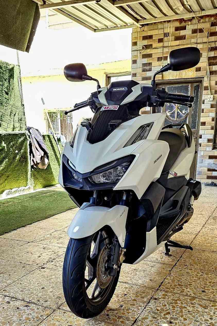 السلام عليكم من رخصة الادمن المحترم دراجة هوندا فاريوا موديل 2024 محرك 160cc محرك pcx الجيل الرابع  بصمتين الدراجة مع حساس الازدحام وabs ولايتات زينون ياباني بلادي مع قاعدة شحن بلادية لون الدراجة لؤلؤي طافي لون مميز الدراجة طك كارتون جديدة بمعنى الكلمة وبالعافية على الي تصير من نصيبه دراجة مال جناي اخواني مكاني بغداد الحرية ورقم تليفوني *********** بس الجاد والمهتم يتصل واجاوب تليفون وخاص هم تحياتي للجميع
