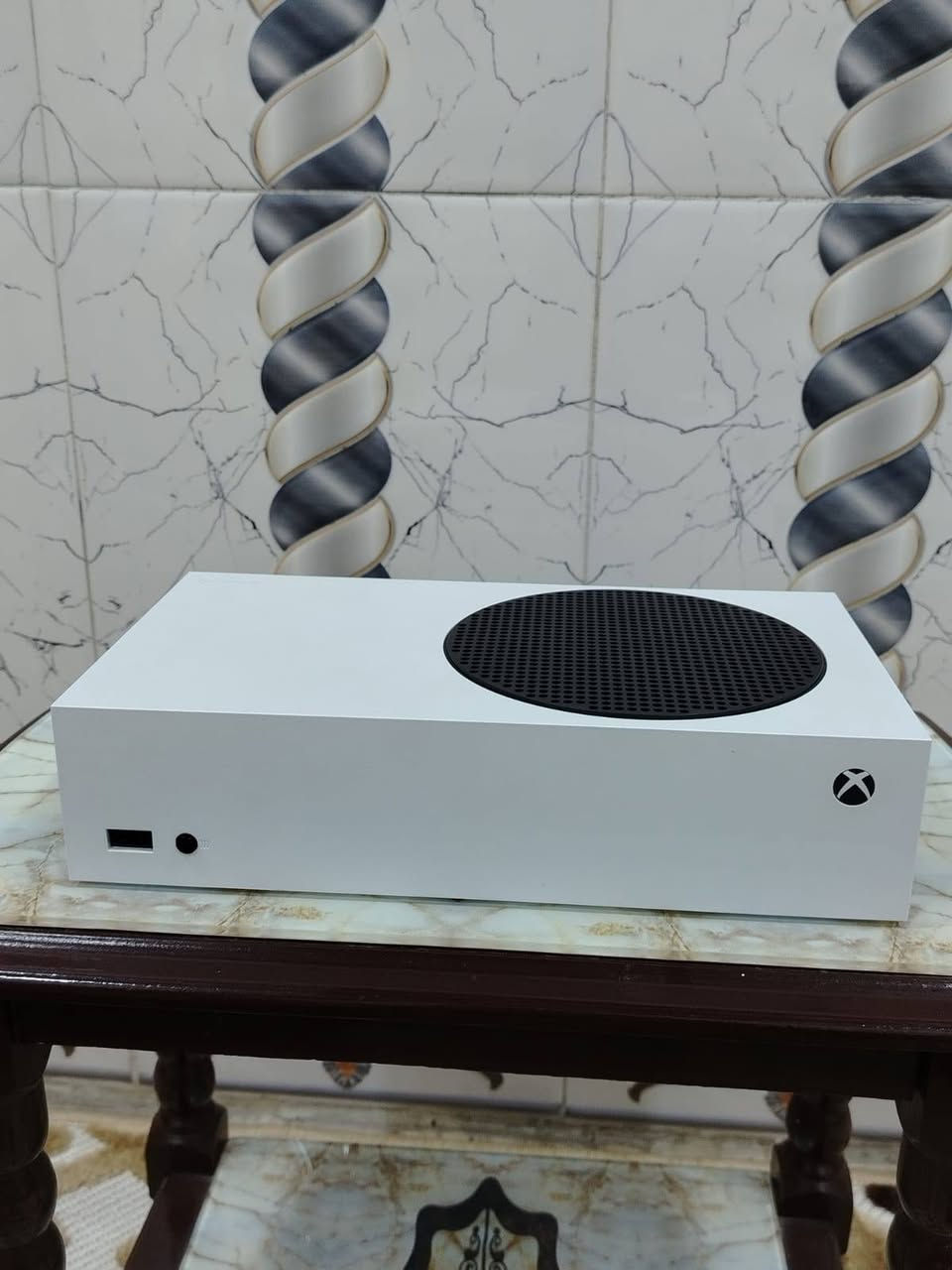 أكس بوكس سيريس أس (Xbox Series S) نظيف جداً بحالة الوكالة مع ملحقات كاملة
السلام عليكم شباب، للبيع جهاز أكس بوكس سيريس أس (Xbox Series S) مساحة 512 جيجابايت باللون الأبيض.
تفاصيل الجهاز:
الاستخدام: الجهاز عندي صارله سنة، بس الاستخدام الفعلي ماله قليل جداً (فقط بالعطلة الكبيرة يعني تقريباً 6 أشهر وباقي السنة بالكرتونة).النظافة: نظيف جداً 100%، ما مفتوح نهائياً، ولا داخل صيانة، والحمد لله ما بيه أي عيب أو حرارة.
الملحقات الكاملة:اليد الأصلية (الكونترولر) بحالة ممتازة وبدون أي فضاوه بالأزرار.وايرات الوكالة كاملة (واير الباور + واير الـ HDMI الأصلي).إضافة: بطارية شحن مخصصة لليد مع كيبل الشحن مالتها بطول 3 أمتار (توفر عليك فلوس بطاريات القلم).الكرتونة الأصلية مالته موجودة (بيهه تلف بسيط وقليل جداً من الأطراف).السعر المطلـوب: 410,000 دينار عراقي (وبيه مجال بسيط جداً للشراي الصامل والجاد).المكان: البصرة (قضاء شط العرب التنومة).للتواصل و الأستفسار راسلني خاص..


**إذا كنت صاحب هذا الإعلان وتريد حذفه لأي سبب، رجاءا أرسل رسالة إلى الدعم الفني**