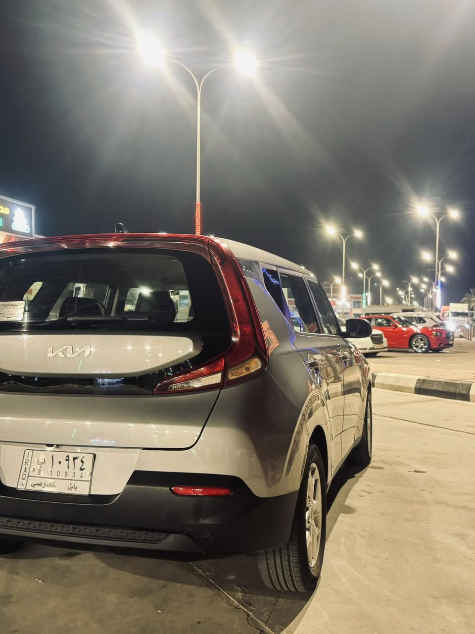 📣 للبيع: كيا سول (Kia Soul) موديل 2022 بحالة ممتازة 📣
المواصفات الأساسية والتقنية:

الموديل: 2022 

الفئة: LX (وارد أمريكي)

المحرك: 4 سلندر، بسعة 2.0 لتر (اقتصادي وقوي جداً)

القوة الحصانية: 147 حصان

ناقل الحركة: أوتوماتيكي ذكي (IVT) لتوفير ممتاز في استهلاك الوقود

نظام الدفع: أمامي (FWD)

المظهر والألوان:

اللون الخارجي: رمادي فولاذي مميز جداً (Steel Gray - كود KLT)

اللون الداخلي: أسود مخمل/قماش بحالة الوكالة (كود WK)

العجلات: جنوط مقاس 16 إنش

التقنيات والمواصفات الداخلية:

شاشة عرض وسطية مقاس 8 إنش تعمل باللمس

دعم كامل لنظامي Apple CarPlay و Android Auto للهواتف الذكية

كاميرا خلفية عالية الدقة للمساعدة على الاصطفاف

بلوتوث (Bluetooth) مع أزرار تحكم كاملة من المقود (الستيرنج)

منافذ شحن USB ومثبت سرعة ذكي

أنظمة السلامة والأمان:

نظام الكبح التلقائي في حالات الطوارئ ومنع الاصطدام الأمامي

نظام المساعدة على البقاء في المسار والتحذير عند الانحراف

فرامل مانعة للانغلاق (ABS) ونظام التحكم الإلكتروني بالثبات (ESC)

منظومة إيرباجات كاملة لحماية الركاب

ايرباك الستيرن طاگ فقط 

ماشية 58 ميل

رقم بابل بإسمي 

المكان بابل 

السعر : 148 بيها مجال بسيط

للاستفسار :

***********
