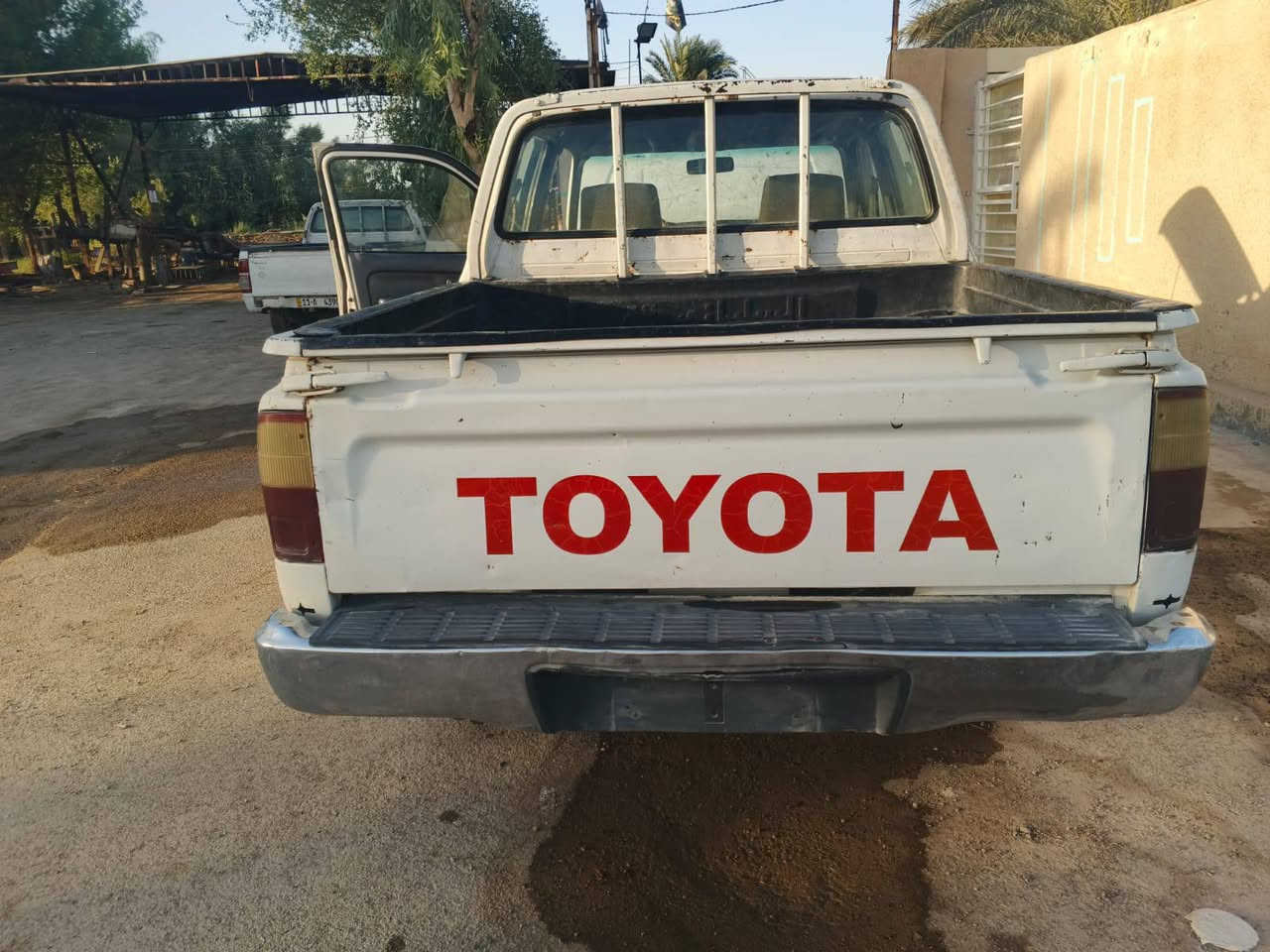 سلام عليكم لبيع بيكم تيوتا فور ويل 2001 بدون رقم مال مزاد مكفوله من سريقه وعشاير مكينه وكير جدد مكان بغداد ***********
