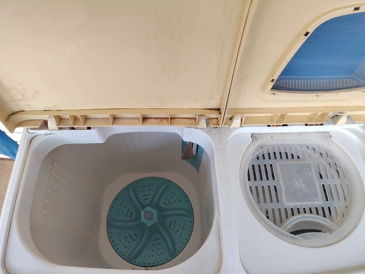 للبيع غساله نوع توشيبا حجم 15 كيلو نظيفه جدا وكله شغاله غسل تجفيف تصريف ماء تمام وعلى الفحص وبيه ضمان ماطوراته الاصليه شرط على الشركه مامصلحه نهائي برغي مامفتوح  بيه سعره 75 الف في مركز مدينة الحله حي الزهراء قرب جسر الأم موبايل ***********
