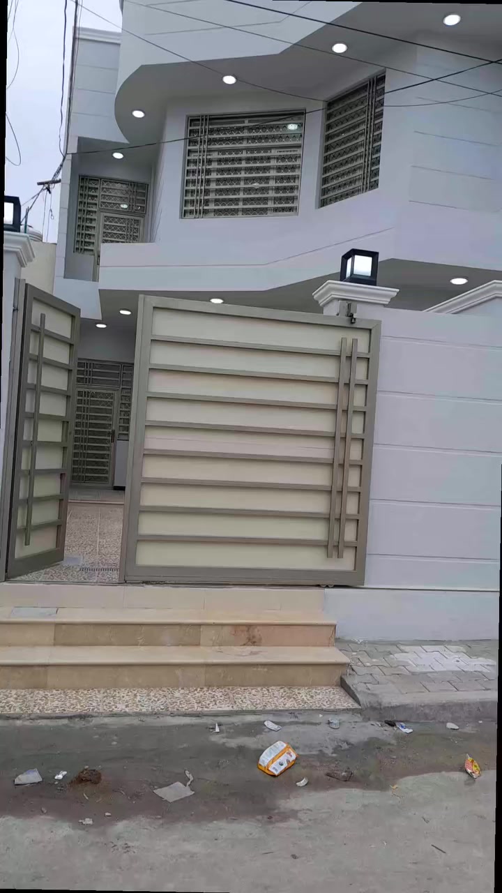 🏡 للبيع – بيت سكني مميز ٥٠ متر عن كيات حي العامل 
📍 الموقع: حي الأمير / الثانية
🔹 المساحة: 125 متر
🔹 الواجهة: 6.25 متر
🔹 البناء: حديث – طابقين – تصميم عصري
✨ تفاصيل البيت:
🔸 الطابق الأول:
غرفة نوم
مطبخ
صالة
استقبال
صحيات داخلية وخارجية
مناور عدد 2
🔸 الطابق الثاني:
غرفتين نوم
صالة
صحيات
💰 السعر: 198 مليون (قابل للتفاوض)
📞 للاستفسار:
اتصال أو واتساب: ***********
