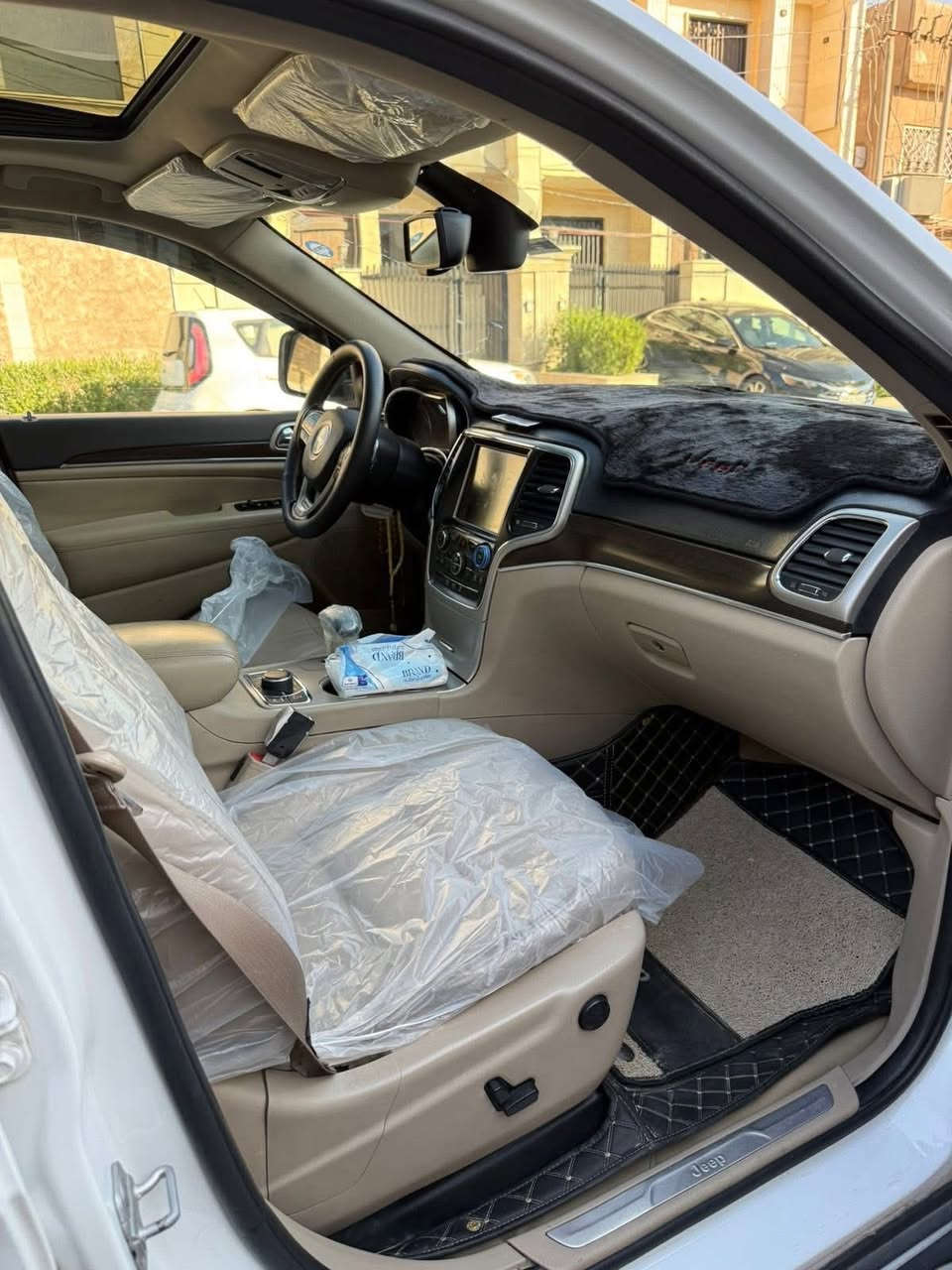 فور ويل سيارة جديدة بمعنى الكلمة 2014 سيارة مصروف عليها سليمانية تحويل ثاني يوم خليجي بيها قطعتين بدون دواخل سعر 210 

***********
