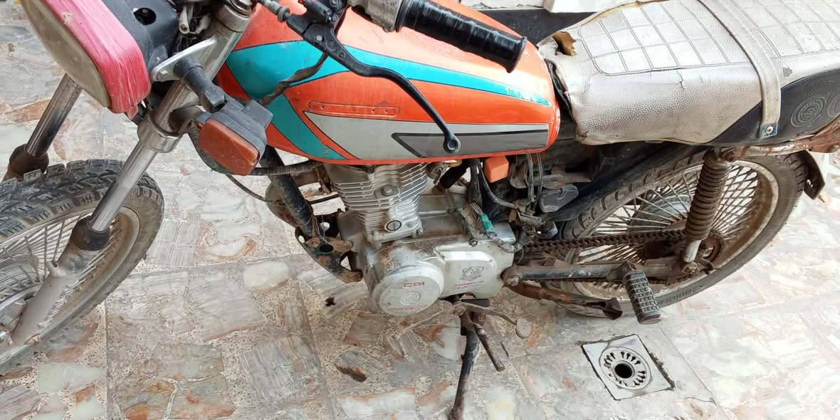 السلام عليكم دراجات عدد 2وحده سيفان خمسه كير موديل 22اوراق اصوليه بيهه ولفات غراضهه موجوده والثانيه نامه شغاله السعر 350وبيهه مجال حك الجيه مكاني بغداد الشعب ***********
