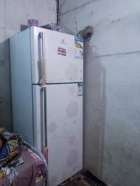 ثلاجة للبيع   سعر 325 وبيها مجال قليل  لتواصل 07803401156