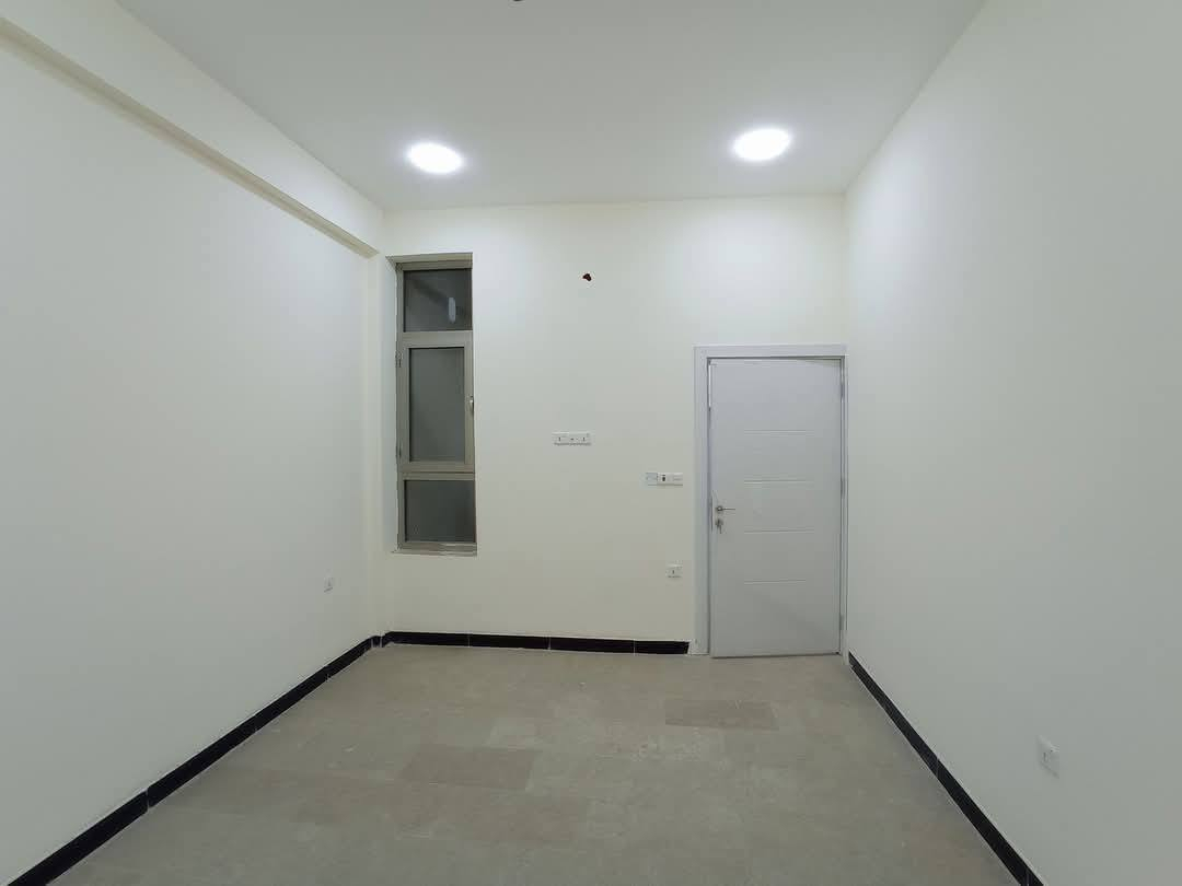 بيت طابو ملك صرف للبيع في منطقه السبع ابكار داخل فرع اسواق السطان مساحة الدار ٦٤م واجهه البيت ٤ يحتوي البيت على ٤ غرف نوم وصحيات عدد ٢ الاستفسار الاتصال على الرقم ***********
