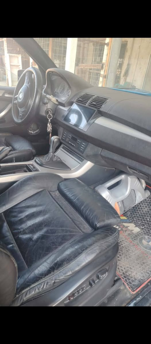 سلام عليكم بي ام اكس فايف موديل 2001  مكفوله سياره نقصه سدر تعبان مكينه وكير فول دواخله جديده فول مواصفات تدفئه بلكشنات كشنات كهربائي قياده بلستيرن مكينه 8 سلندر 44 بيع او مراوس سعره 83 وبيها مجال مكاني بابل الحمزة الغربي ***********
