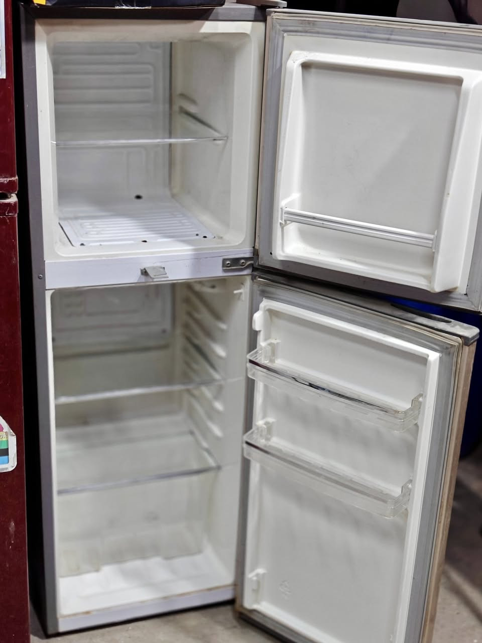 سلام عليكم
متوفرة ثلاجة 8 قدم
سعرها 100 الف 
ضمان شهر 
عنوان بغداد _حي العامل
الرقم *********** واتساب
