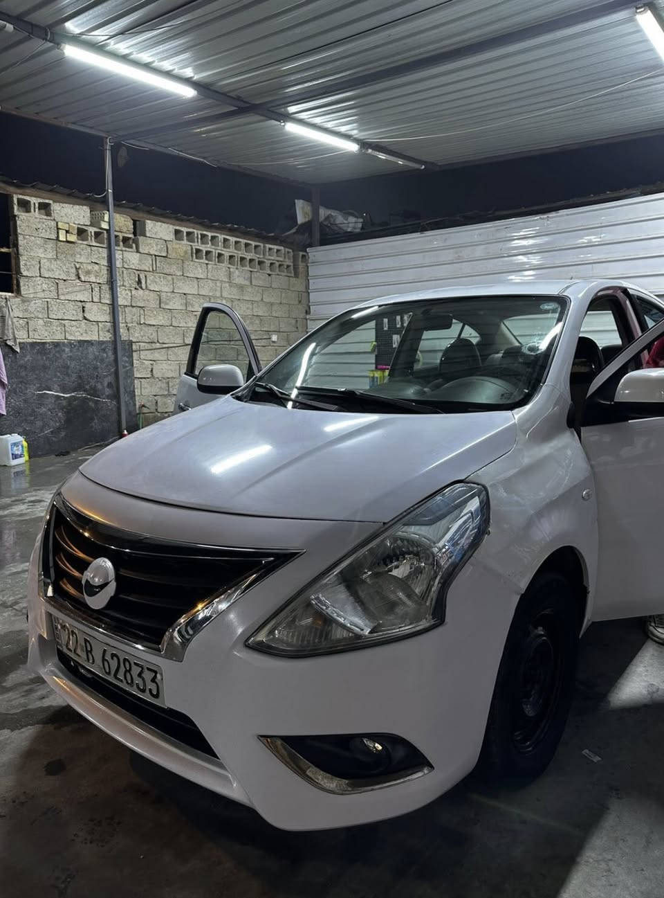 سلام عليكم للبيع نيسان سني موديل ٢٠٢٠ بسمي تحويل ثاني يوم رقم شمالي جديد السيارة كير مكفول محرك مكفول كفالة عامة صدر جديد باتري جديد تايرات جديد السيارة مال بيت ماشية ١٣٠ الف بيها صبغ قطعتين وبيها شخط بل جاملغ خلفي فقط الباقي كفالة عامة السعر ٩٨ ورقة وبيها مجال رقم الهاتف *********** مكان السيارة بغداد سلمان باك بشرط السونار
