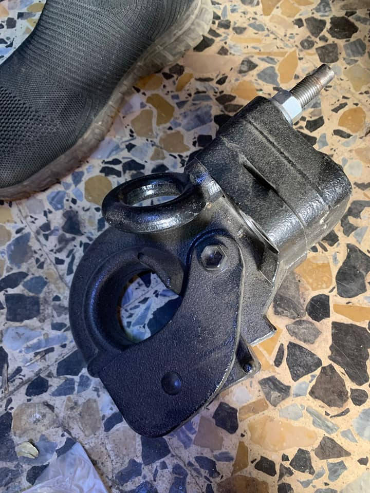 سلام عليكم لبيع غراض لاندكروزر من موديل 1998_2007 كلشي موجود حته هياكل وهذا رقمي *********** _*********** مكاني  بغداد معارض النهضة
