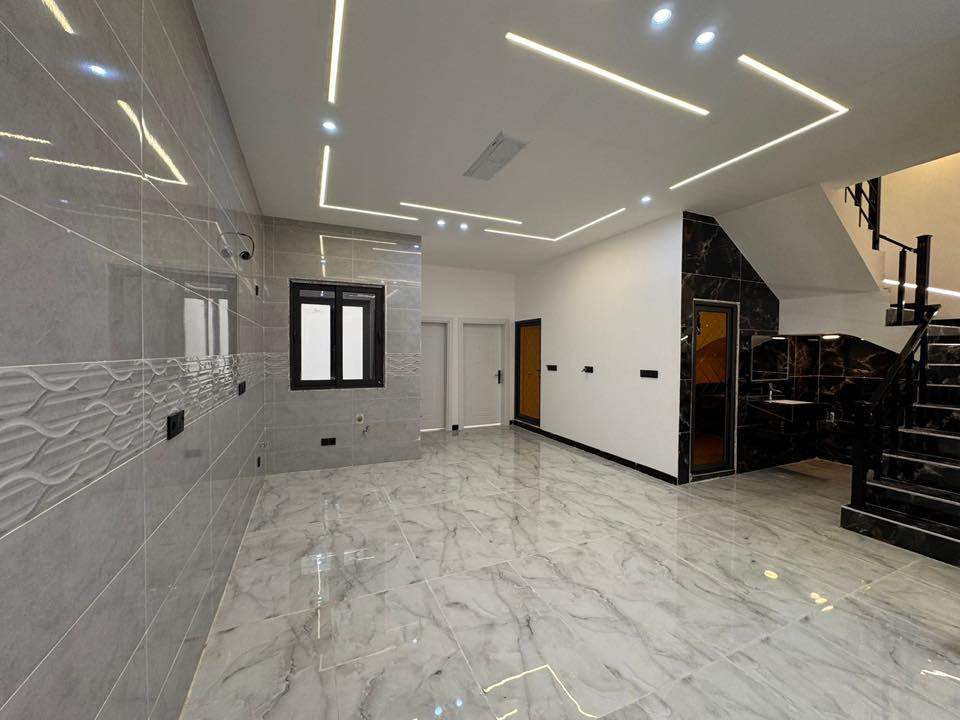 #شركة ونداوي كروب للإنشاءات والعقارات 
دار للبيع من طابقين بناء حديث Zeroفول ملكي مبني بأحدث المواد والمواصفات الهندسية طابو ملك صرف بأسم شخص واحد 
المساحة :- 150متــر واجهة 7,5متـــر  

الموقع:- كركوك حي الضباط عدن خلف جامع تحسين صوراني من ارقى واجمل مناطق كركوك 

المواد المستخدمه في البناء من اجود وافضل الأنواع :-

الأرضية مرمر هندي ديكورات مغربيه الجام دبل الكهرباء نظام فوتوسيل نظام كامرات مراقبه نظام طاقه شمسيه نظام عاكسة  والجرس نظام صوره وصوت 
الماء نظام بورد والمجاري الشريف المصري والكهرباء قصاب التركي الأصلي والبلوك المستخدم في البناء رقم 1 معمل مجيد
  
الأساس نظام رفت والسقف رباط عام للطابقين البيبان تفصال صبغ حراري درجة اولى والحمامات نظام نوزلات 5 مراحل
 
حيث يحتوي الطابق الاول على استقبال و2 غرف نوم وهول ومطبخ حار بارد ومجموعة صحيات داخلية وخارجيه وكراج سياره 
والطابق الثاني على 2 غرف نوم وهول ومجموعة صحيات وسطح أول وسطح ثاني وبلكونات عدد 2 ذات إطلاله جميلة
للتواصل ***********واتس
 ***********اتصال عادي 
مكتب عادل الونداوي كركوك حي الواسطي
