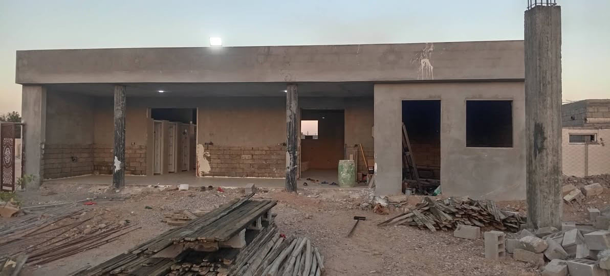 السلام عليكم ورحمة الله وبركاته
قال الله تعالى: (إِنَّمَا يَعْمُرُ مَسَاجِدَ اللَّهِ مَنْ آمَنَ بِاللَّهِ وَالْيَوْمِ الْآخِرِ وَأَقَامَ الصَّلَاةَ وَآتَى الزَّكَاةَ وَلَمْ يَخْشَ إِلَّا اللَّهَ ۖ فَعَسَىٰ أُولَٰئِكَ أَن يَكُونُوا مِنَ الْمُهْتَدِينَ)(18). 

وعن أبي هُريرة رضي الله عنه أَنَّ رسولَ اللَّه ﷺ قَالَ: مَا نَقَصَتْ صَدَقَةٌ مِنْ مَالٍ، وَمَا زَادَ اللَّهُ عَبْدًا بِعَفْوٍ إِلَّا عِزًّا، وَمَا تَوَاضَعَ أَحَدٌ للَّهِ إِلَّا رَفَعَهُ اللَّهُ  رواه مسلم. 

فلا يخفى عليكم أحبة الإيمان أن عمارة المساجد من أجل الأعمال وأعظم القربات، وهو من جملة الصدقات الجارية، ومن يُساهم في ذلك العمل يكون له من الثواب بحسب مشاركته بترميم المساجد. 

نرجو من أهل الخير التبرع بما تجود به أنفسهم  لعمارة هذا الجام

قال الله تعالى:  

{وَمَا تُقَدِّمُوا لِأَنفُسِكُم مِّنْ خَيْرٍ تَجِدُوهُ عِندَ اللَّهِ هُوَ خَيْرًا وَأَعْظَمَ أَجْرًا ۚ وَاسْتَغْفِرُوا اللَّهَ ۖ إِنَّ اللَّهَ غَفُورٌ رَّحِيمٌ }

قمنا بتوسعة الجامع وتوقف العمل الى هذا الحد والمسجد بحاجه الى 
 شيش ابو(٢٥) ١ طن / شيش ابو (١٦)٤طن  /شيش ابو (نص) ٢طن / شيش ابو (ربع) ٤٥شيش/ لأكمال العمل ويوجد ايضاً مصلا لنساء ومجمع صحيات له بحاجه الى دعم بصيط لأكماله. 

قال النبي ﷺ:
«إذا مات ابن آدم انقطع عمله إلا من ثلاث: صدقة جارية، أو علم يُنتفع به، أو ولد صالح يدعو له».
رواه مسلم.
إذا ماتَ الفتى انقطع عملهُ
ويبقى الأجرُ إن جَرَتِ الصدقاتُ
نسأل الله أن يجعلنا وإياكم من أهل الصدقات الجارية، وأن يكتب لنا الأجر والثواب في الحياة وبعد الممات. آمين.

موقع الجامع : تكريت /الديوم
التواصل مع رقم القائمين على الجامع *********** تصال او واتساب.
