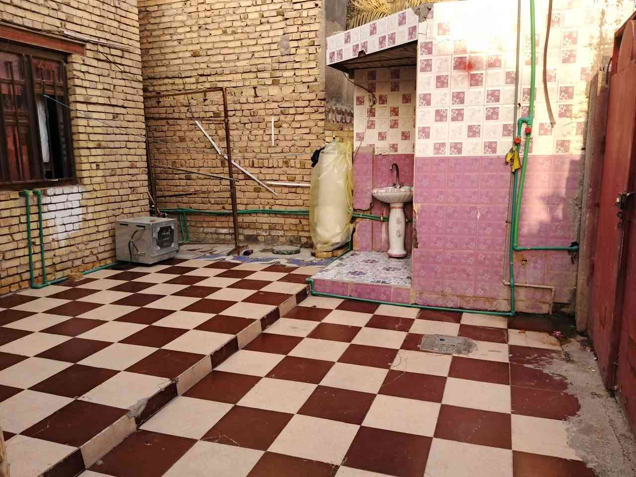 بيت للبيع شارع ام علاء ثاني فرع ع ايدك اليسره. مساحه ٢٠٠  طابق واحد عكاده  غرفتين وصاله واستقبال  ومطبخ حمام داخلي  السعر خاص او الاتصال على الرقم ***********
