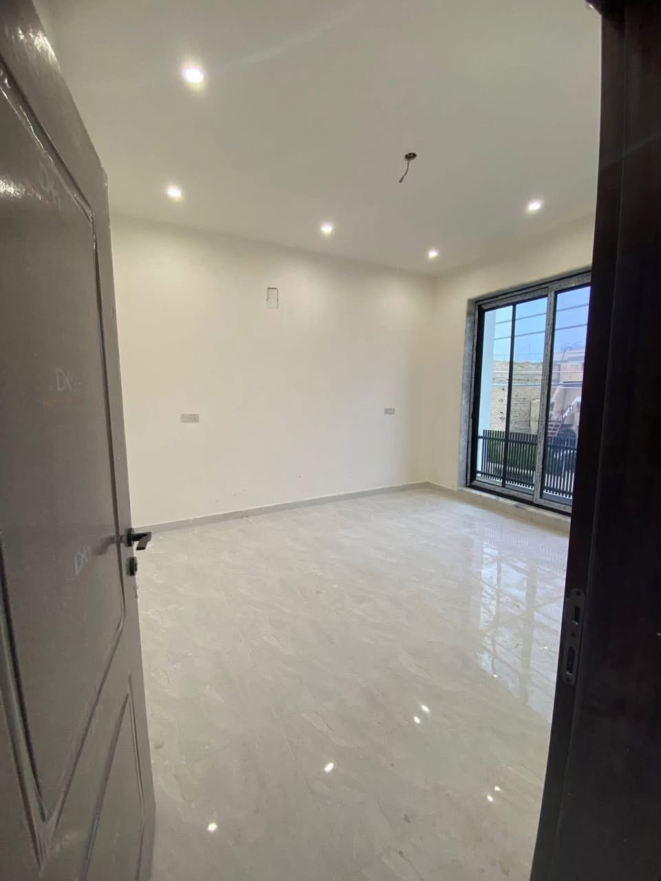 #للايجار_في_السيدية
دار سكني المساحة 80متر مودرن درجة اولى غير مسكون سابقاً

يتكون من 

ثلاث غرف غرف وصالة ومطبخ وخدمات  صحيه عدد3

#الايجار  مليون و200

للاستفسار الاتصال على الارقام التاليه 

***********

***********

***********
