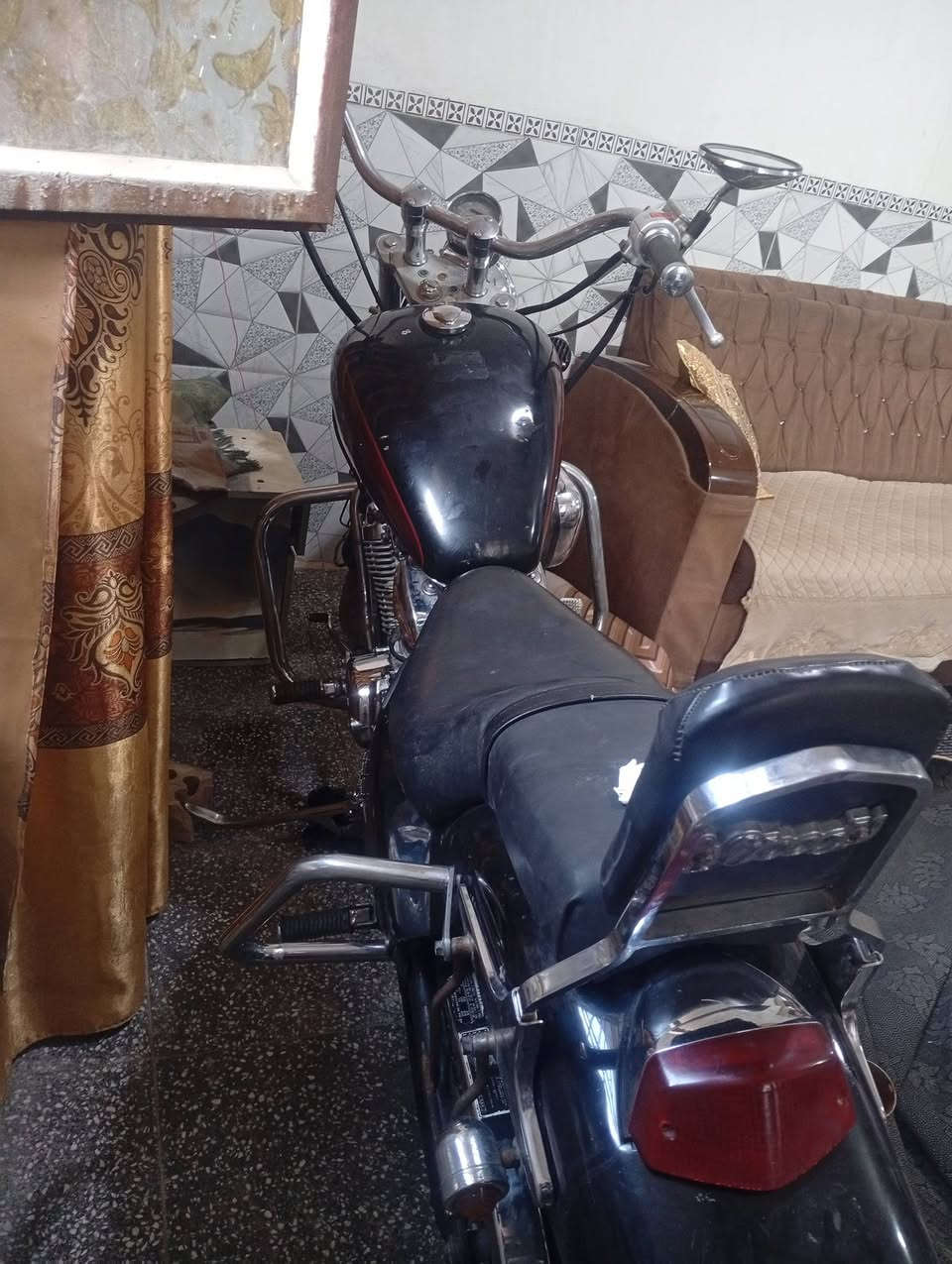 سلام عليكم شباب دراجه ستدد 400 دراجه نضيفه ما ناقصه اي شي اوراق  موجوده كفاله عامه السعر واحد 1350 المكان شعب نهايه حي اور الرقم الهاتف ***********
