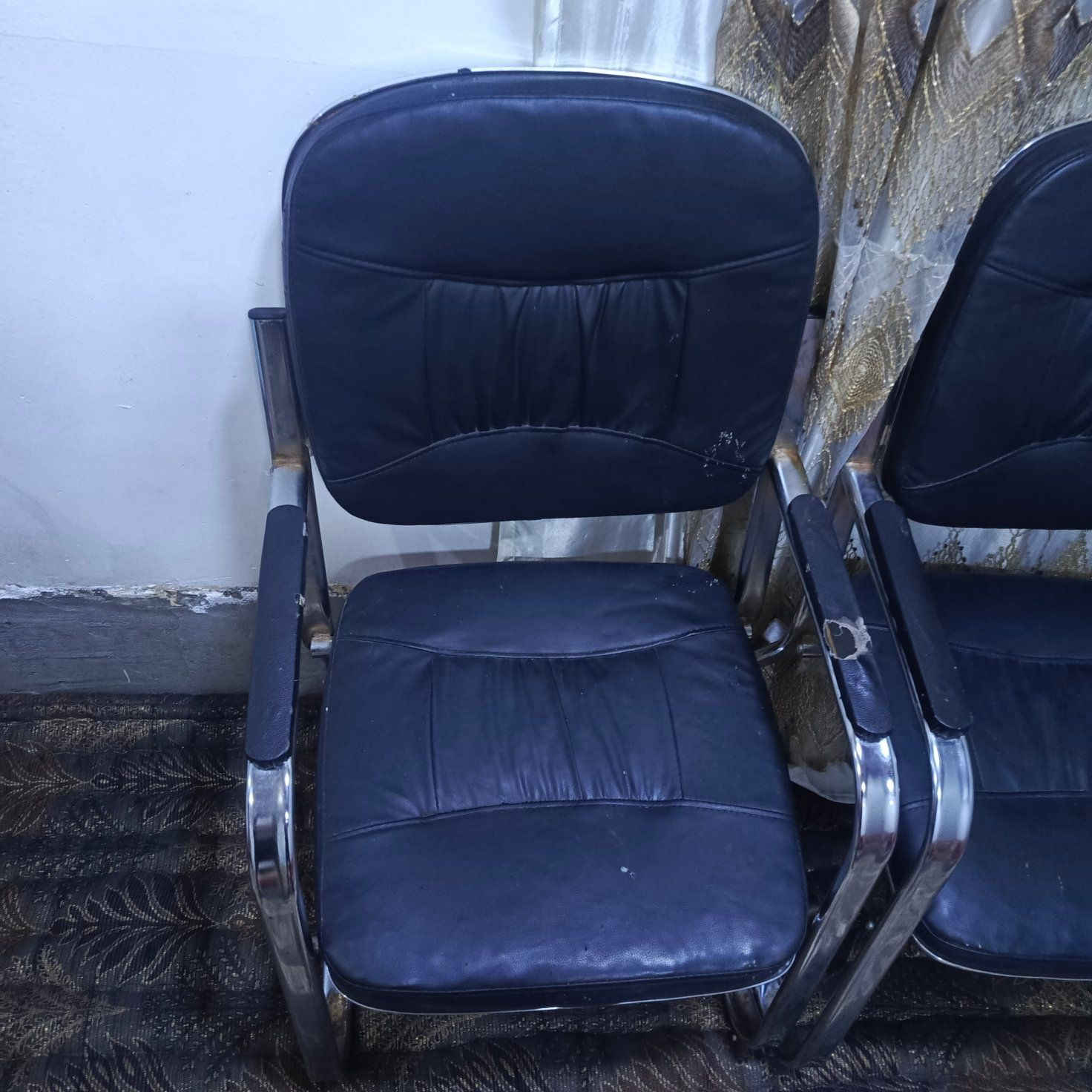 السلام عليكم
كراسي ابيض  العدد 4

كرسي مكتبي العدد 2

السعر مناسب 
التواصل ع واتساب فقط 
*********** ع واتساب
