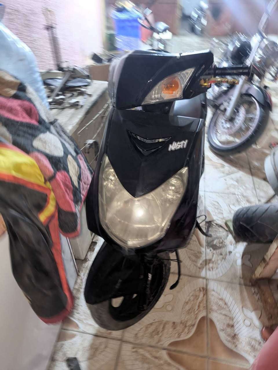 سكنس نوزل خطين دراجة مجفتة مجفتة بس تجفيت مال حض وبخت صارلهة اسبوع والباقي كلة ع الوكالة كلة مكفول من كهرباء وبقية الامور الدراجة نكره سلف ماكو لانضوح لاتبخير لا ايشي لان تجفيتة كاملة شلعة ومعدل فول كلتشات جديده  650 وبيهة مجال 
للطيبين 
مكانهة بصره شارع الميثاق
***********
