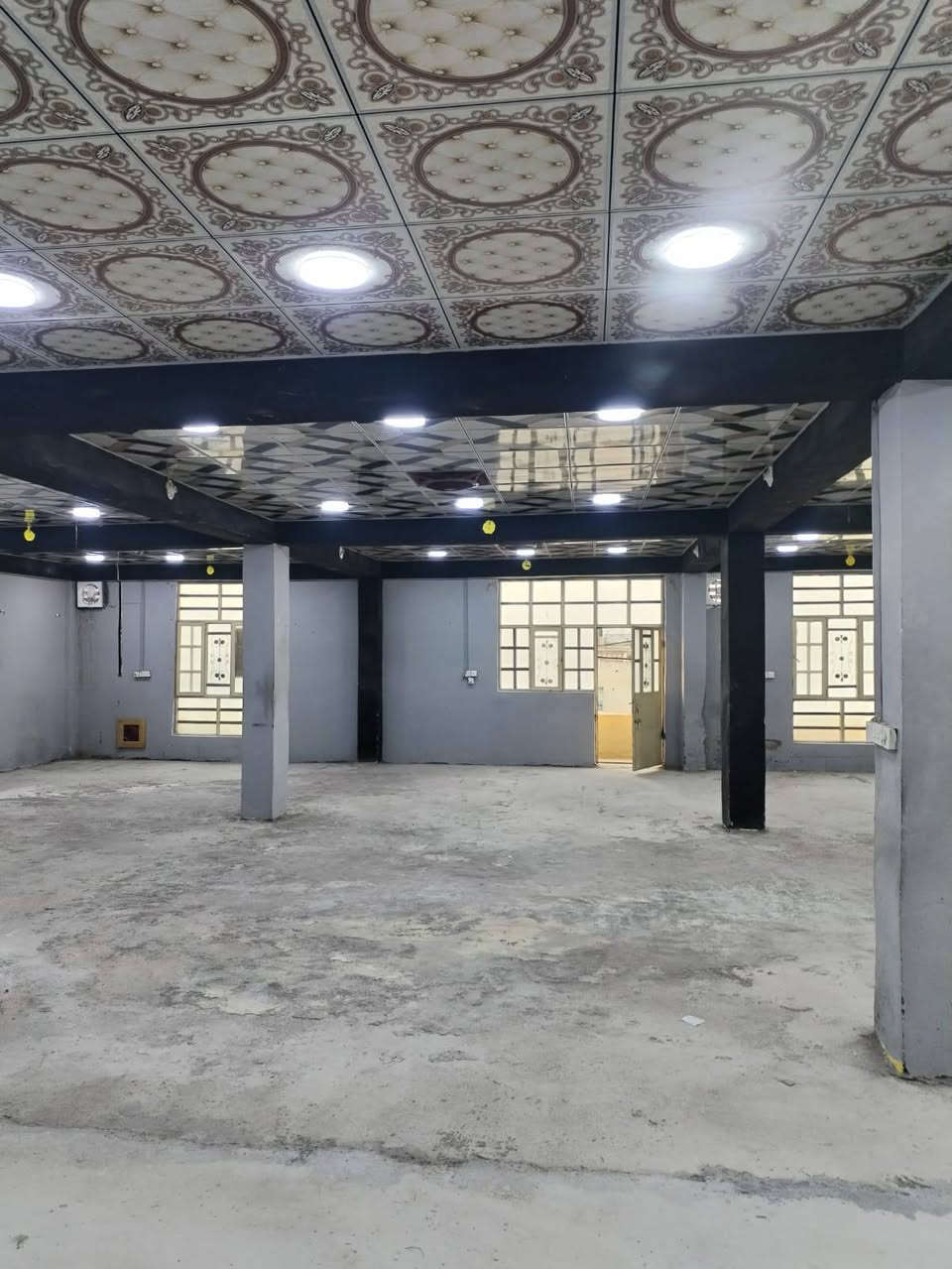 سلام عليكم 
قاعة كبيرة الايجار طابق ثاني في سوق المفرق مساحة 300 متر فيها غرفة و مجمع صحيات كاملة للتواصل يرجى الاتصال *********** ابو اوس
