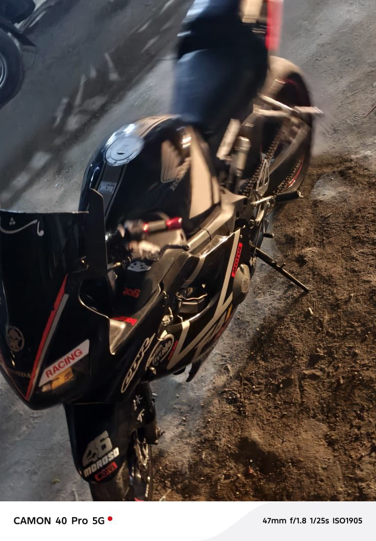 للبيع
F4i 2004
محرك 600 
دينار ماذب عليهة برغي ماناقصه دراجة اكفلك ياهة من التاير للتاير 
السعر 26 
مكاني كربلاء 
***********
