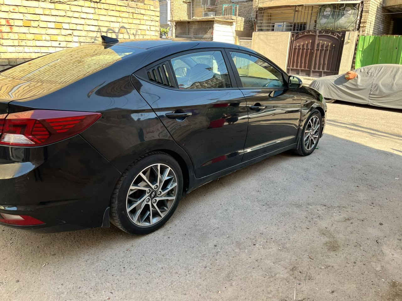 السلام عليكم للبيع الانتراموديل 2019 رقم بغداد  فول رقم بغداد بسمي أنكليزي فول مواصفات وارد كندي 
. المواصفات ………..
 فتحه سقف اسلايت
 بصمه تشغيل 
بصمة صندوق 
 بصمه أبواب  
 رادار امامي وخلفي 
 كشنات تدفئه
 رادار جانبي 
 ويلكب كروم بلادي 
 لايتات عدسه 
 تحديد مسار 
 مثبت سرعه 
 وقوف ذاتي 
 مانع اصطدام 
 شاشه ثلاث انضمه (سمارت - نورمال-سبورت) 
 كامره دوارة 
ماشية 94 كيلو متر 
شاشة كاربلي 
محرك دوش  
مكان السيارة بغداد 
السعر114 وبيها مجال 
للاستفسار
  ***********
العنوان بغداد ابو دشير
