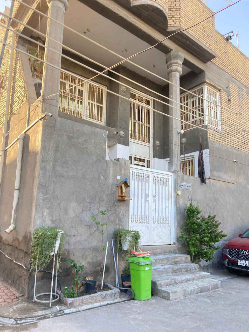 بيت طابو صرف منطقه الثوره
امامه ساحه( حديقه) ركن مساحته 150
ثلاث طوابق .الطابق الاول استقبال.غرفه نوم .صاله صحيات داخليه .طارمه وحمام خارجي .منور
الطابق الثاني 3 غرف نوم .صاله .صحيات
الطابق الثالث مخزن كبير .بيتونه سطح شتايگر
بيت تام المواصفات .طابوق والسقف كونكريت 
ارضيه الطابق الاول مرمر تركي.ارضيات الطابق الثاني سيراميك اسباني.الحمامات والمطبخ كلها سيراميك اسباني…المطبخ حار وبارد مع كاونتر خشب تركيHDF
تاريخ البناء 2018
متوفره كافه الخدمات تبليط .ارصفه .مجاري .مدارس.اسواق
سيارات.مجمعات تجاريه
الموقع /ناصريه: الثوره
للاتصال على رقم 
***********
