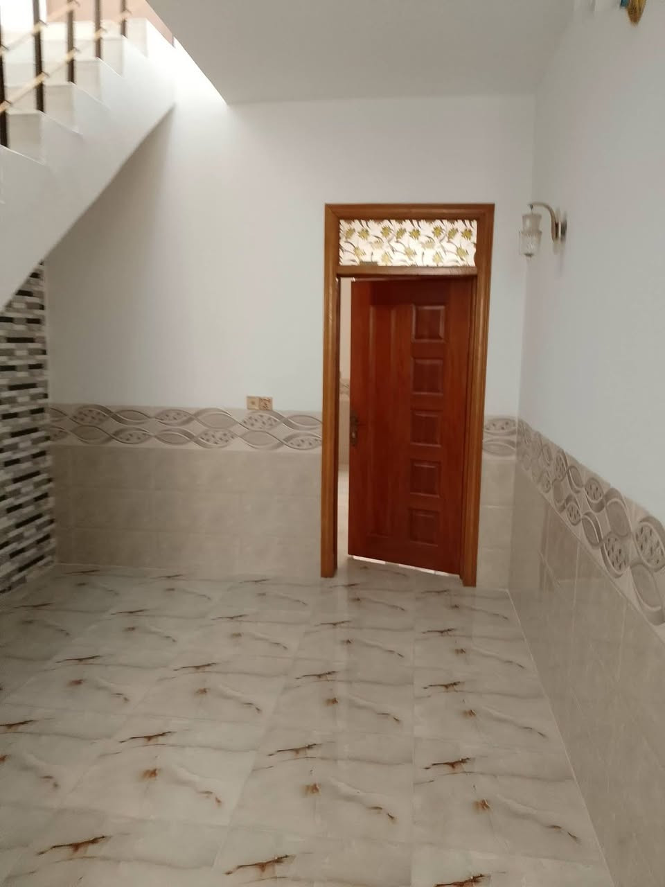 للبيع السعر مناسب جدا
مساحته 50متر طابق واحد 
مجمع حي الكرار عل حولي مستشفى الكفيل حولي الزوار 
سند 25 ومكاتبه مع صاحب الأرض وقرار محكمه 
يحتوي على مطبخ وصاله وغرفه نوم وصحيات داخليه وصحيات خارجيه وطارمه ومنور 
التفاصيل ***********
 واتساب
